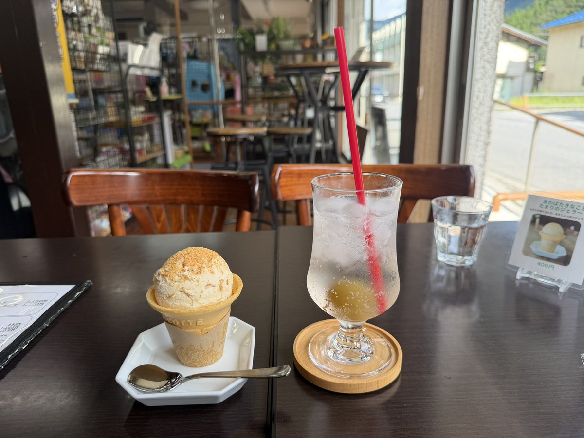 seshikou's tweet photo. 群馬県神流町にあるまるはちカフェさんで一休み

神流町産梅ソーダときなこジェラート

向かいにある和菓子屋・新月堂さんで恐竜のたまごをお土産に🦖

神流町とモンベルが提携しているようで会員カード提示で様々なサービスを受けられました
感謝🙏 https://t.co/SWK1aH3SSc