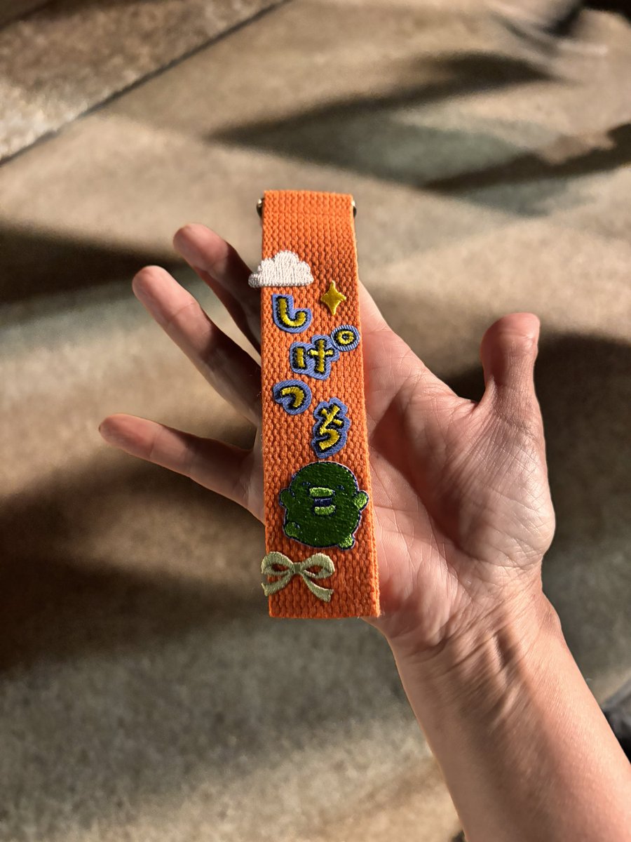 massu_chan74's tweet photo. 会場外で拾いました
会場の方に預けてあります
届きますように💚
 #NEWSLIVETOUR2026KMK https://t.co/YyrV71G1Bs