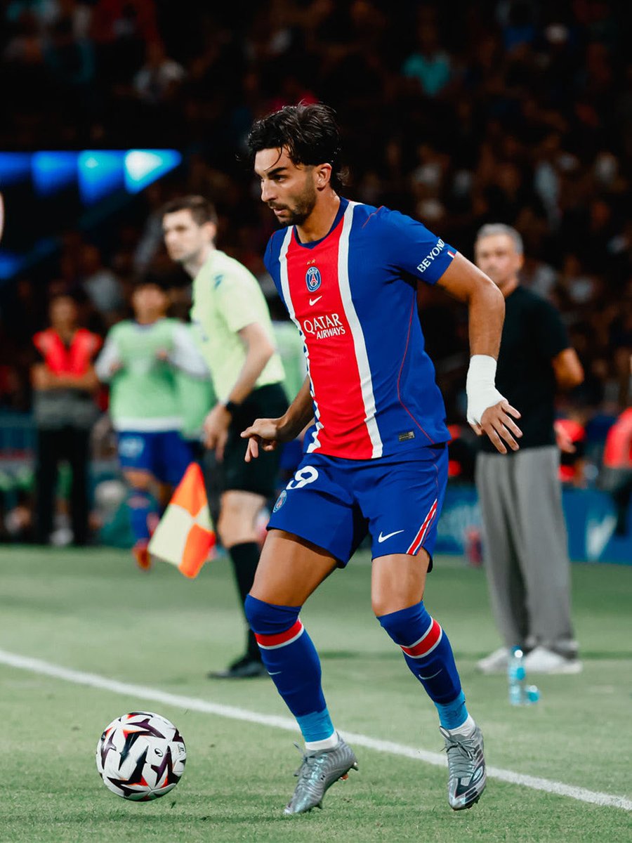 Love_Ferran's tweet photo. Ferran in his first game at Parc des Princes 
The jersey looks so good on Ferran https://t.co/sDlQOTjoOY