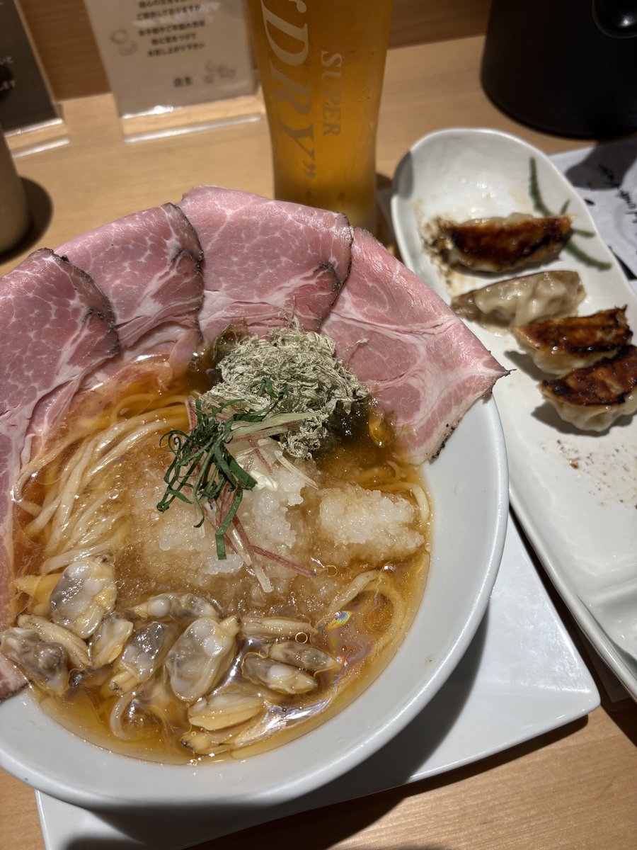 FwaraFather's tweet photo. 映画終わって嫁さんとディナー！
貝出汁スープが絶品で店名がインパクトある「くそ親父最後のひとふり」で、夏季限定の冷やしアサリラーメンにレアチャーシュー２枚増しです！
何もかもが旨い！ https://t.co/GvCYstjZsg