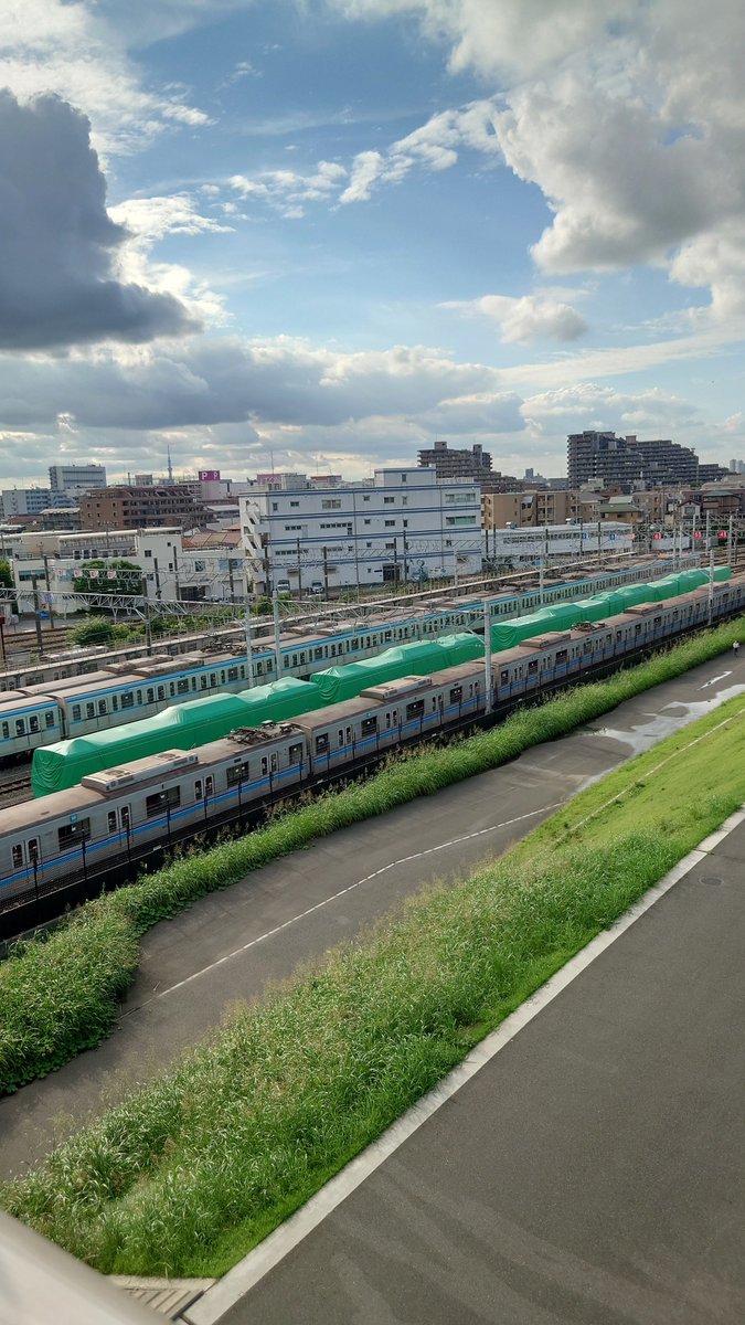 Ryo_2146F's tweet photo. 新木場車庫にいた引退車両が
妙典車庫にいる。
緑のカバー取って欲しい🚃

#東京メトロ
#車庫 
#引退車両 https://t.co/SlUKmIKft4