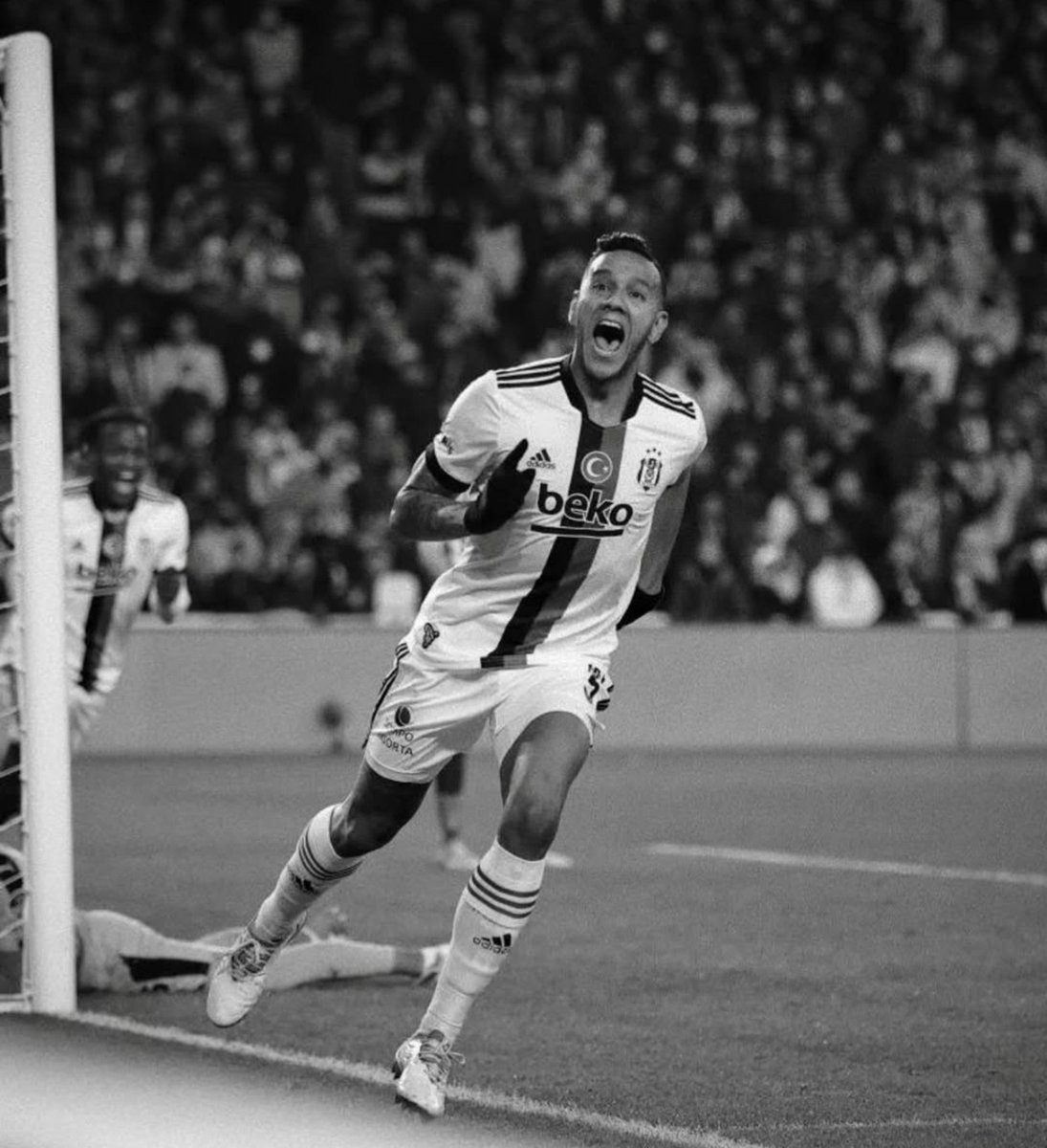 HaberKartali's tweet photo. Josef de Souza'nın paylaşımı: "Bol şans Beşiktaş. Hak ettiğimiz gibi yeniden şampiyonluklar için mücadele edebilmemizi diliyorum. 🤍🦅"

#FBvBJK https://t.co/doijbohVlc