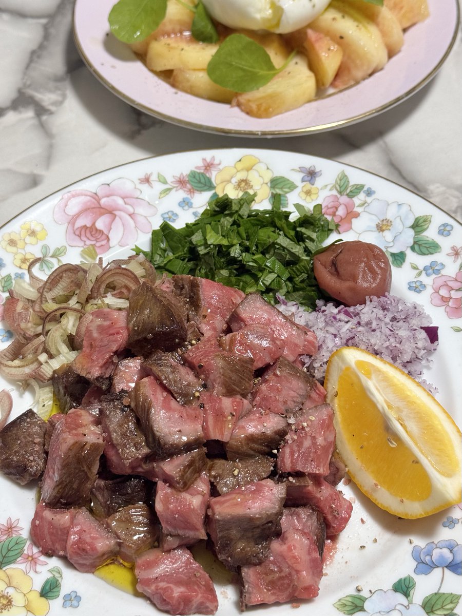 mayonnaise7777's tweet photo. 話題になってた牛肉の和風タルタルステーキ作った🥩💓美味しい！梅干し、大葉、茗荷、赤玉葱でさっぱりと爽やかに頂けて良い❤️母にもらった梅干しがもう無くなっちゃう💦
見切れてるのは桃のブッラータ🍑 https://t.co/u25nSzNe9f