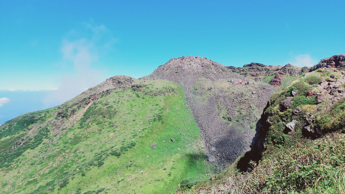 Ryuuno18's tweet photo. 念願の鳥海山登山！！
長い登山道や最後の岩場でめちゃくちゃ疲れたけど最高でした！！✨ https://t.co/NHn47Mc6u5