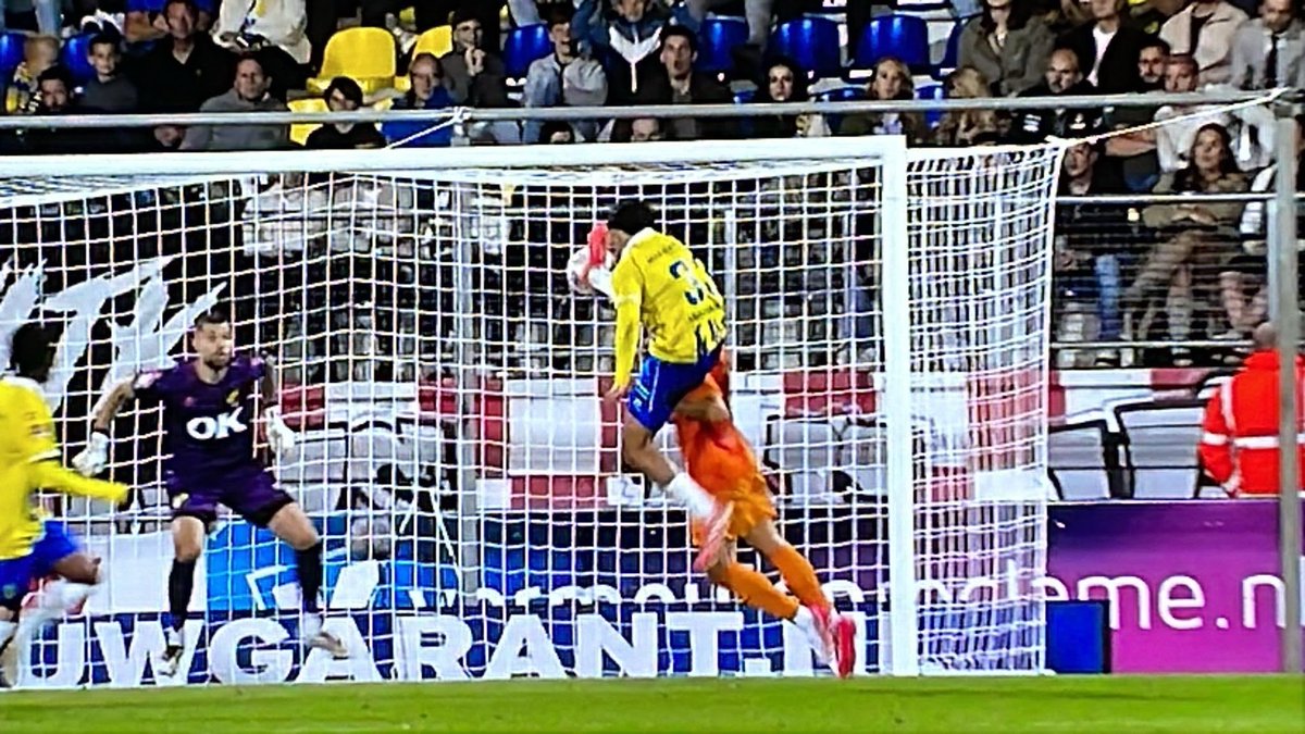 fransjackson's tweet photo. Hoezo geen gevaarlijk spel? #NACpraat https://t.co/4FDCjUVKmi