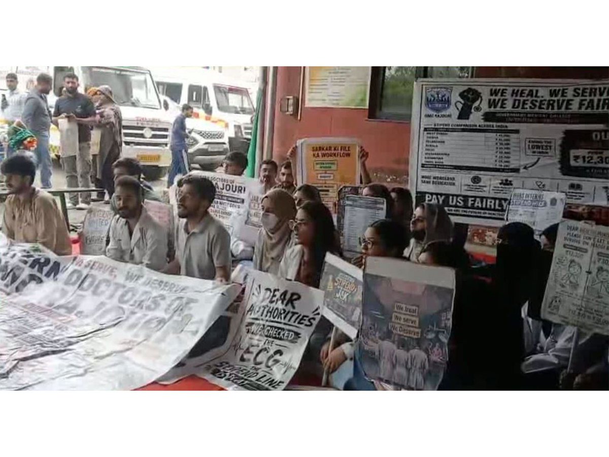 ani_digital's tweet photo. J-K: Intern doctors’ protest over stipend hike enters sixth day; govt says, 'matter under process'
#MBBS #JK #Interndoctorsprotest #Hike
Read @ANI Story|
https://t.co/b7MsD5JAy3 https://t.co/XAR4XIRKSQ