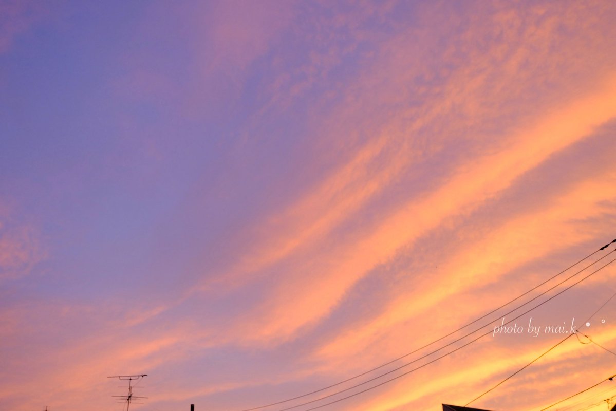 maisorairo's tweet photo. 雲の境界線や真っ赤な夕焼け✨
空は美しいですが、
土曜日は穏やかだったところでも
日曜日は再び大雨のおそれがあります.

災害級のおそれがあるので、本当に気をつけてお過ごしください・・🍀 https://t.co/kZMPhNWKTv