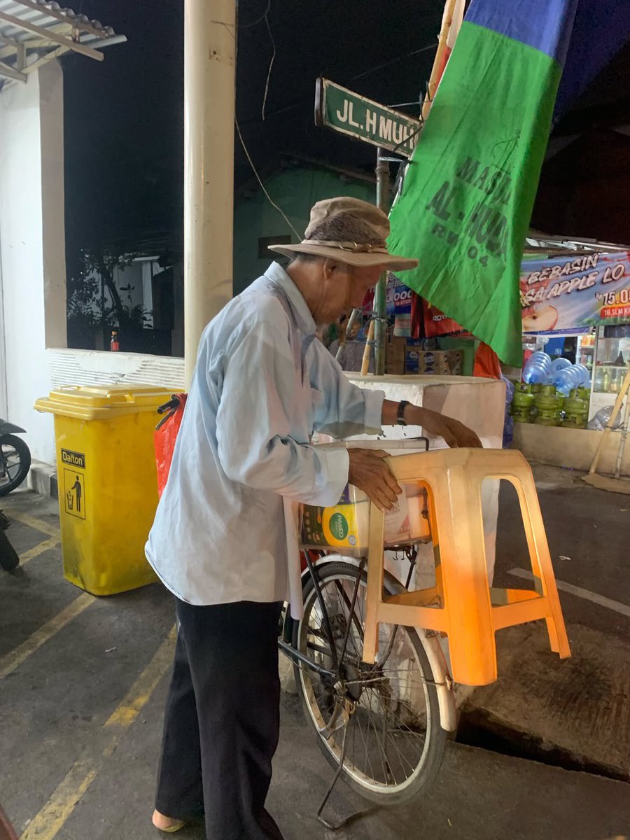 mamahmuda1_'s tweet photo. Haii warga X kalau ketemu bapak ini di jalan tolong dibantu beli dagangan nya.bapaknya mangkal  pindah2 lokasi,sktr jam 5-stgh 8 lokasi bapaknya ada di Indomaret H.Muhi pndk pinang (jaksel ke tnh kusir).harga tisunya bervariasi dari 10rb sd 15rb,pembayaran bisa Qris. bapaknya baik & ramah banget. tadi aku sempatkan ngobrol sebentar,bapaknya hebat di usia seharusnya sudah istirahat tetapi masih tetap bekerja 🫶. sehat2 ,panjang umur,rejeki berlimpah ya pak. mudah2an kita bisa berjumpa lagi 😇☺️