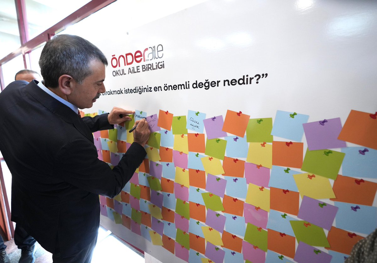 Yusuf__Tekin's tweet photo. 📍Trabzon

ÖNDER İmam Hatipliler Derneği tarafından bu yıl 23’üncüsü düzenlenen İmam Hatipliler Kurultayı vesilesiyle kıymetli katılımcılarla bir araya geldik.

İmam hatip okullarımız, doğrudan bu toprakların hafızasından ve bu milletin inanç köklerinden neşet eden, tarihimizin en özgün maarif tecrübelerinden biridir.

Bu okullarımız, aziz milletimizin kendi tarihî tecrübesinden süzerek ortaya koyduğu yerli ve millî, özgün bir maarif modelidir.

İmam hatip okullarımızı kıymetli kılan ilim ile irfanı, akıl ile gönlü, köklü değerlerimiz ile çağın gerektirdiği bilgi ve becerileri aynı eğitim anlayışında buluşturmasıdır.

Bu anlamlı buluşmaya vesile olan ÖNDER’e ve emeği geçen herkese teşekkür ediyor, kurultayın hayırlı sonuçlara vesile olmasını diliyorum.