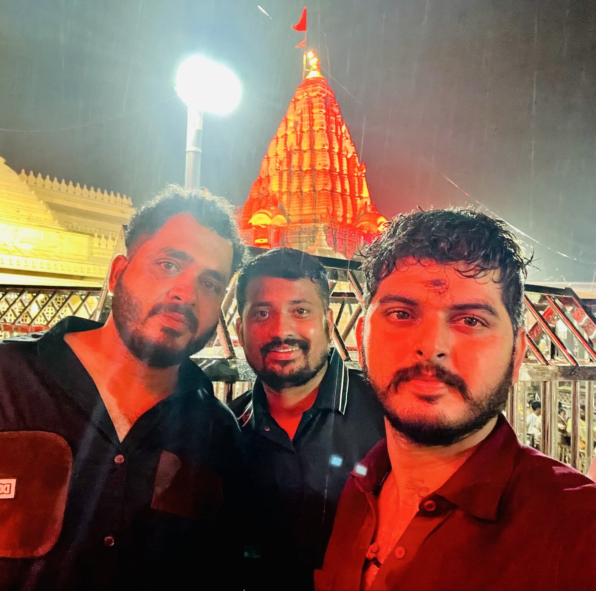 adityasingh__23's tweet photo. उज्जैन के महाराजा महाकालेश्वर ज्योतिर्लिंग मंदिर पहुंचकर भगवान शिव के दर्शन करने का सौभाग्य प्राप्त हुआ🔱🕉️
बाबा महाकाल से सभी की सुख,समृद्धि और खुशहाली की कामना की🙏 https://t.co/jcXyj7SNvO