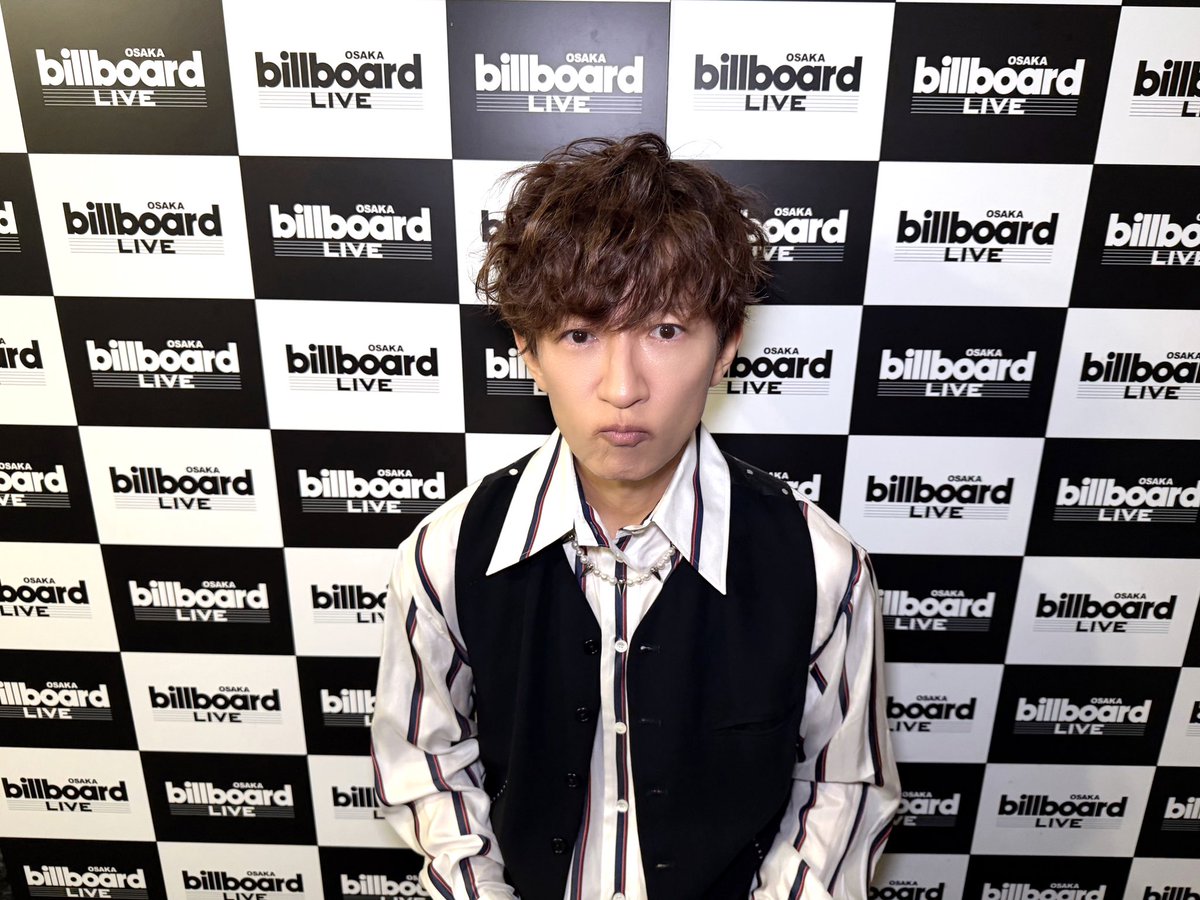 billboardlive_o's tweet photo. 【BackStagePhoto📸】
L'Arc-en-Cielのリーダー&ベーシスト、TETSUYAが今年もビルボードライブに登場！

特別なバンド編成によるアコースティックセットで、温かなサウンドと伸びやかな歌声が響く贅沢なステージに🥂

▼TETSUYA｢Billboard Live Tour 2026｣
9/3(木) @billboardlive_y
9/5(土) @billboardlive_o
※全公演終了

#TETSUYA @TETSUYA_STAFF
#billboardliveosaka