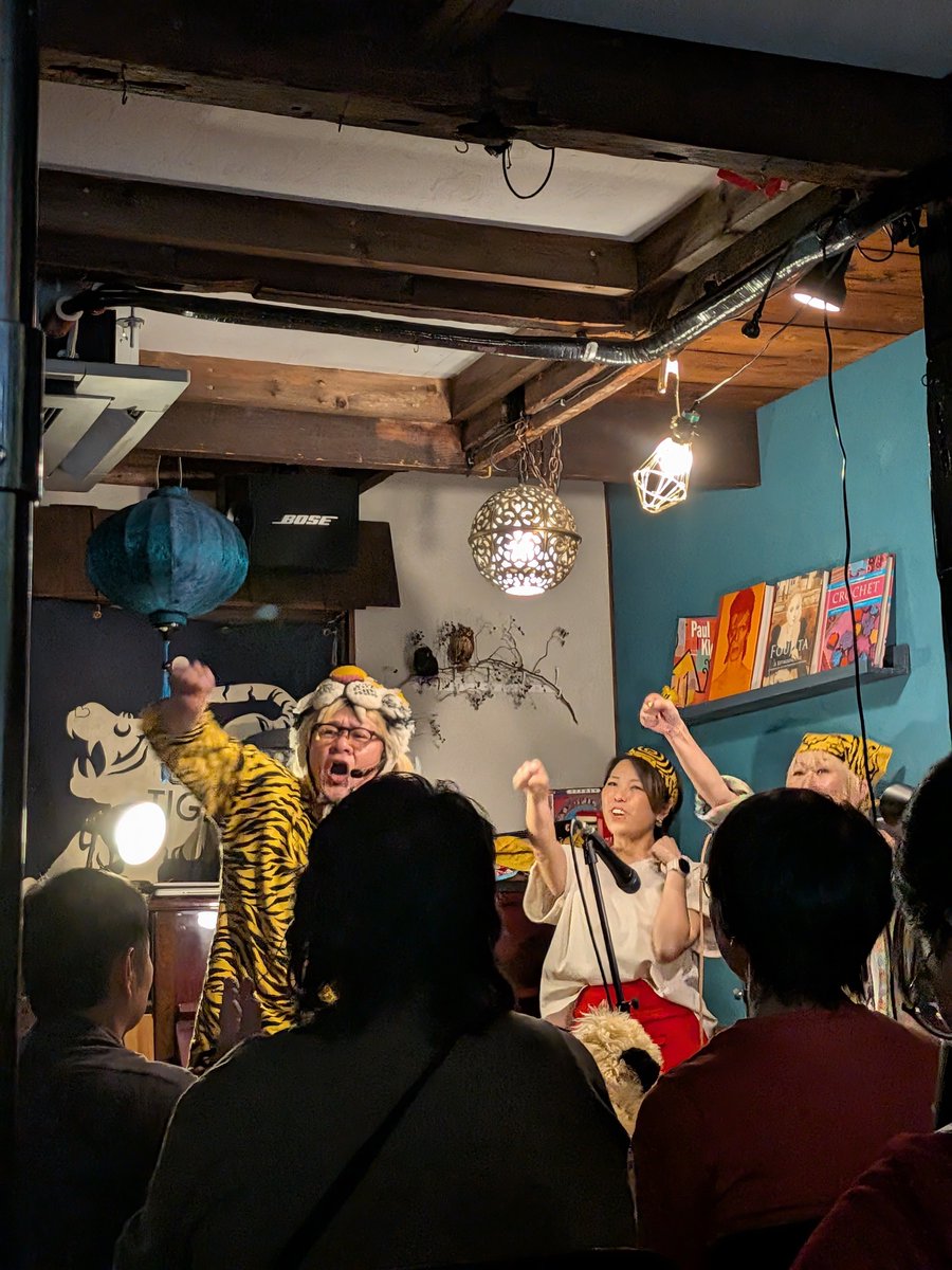 Usamimi_124's tweet photo. 今日はタイガーカフェで「タイガーグッドマン」のライブにスタッフで参加させていただきました✨️✨️
どれもとてもよい曲ばっかりで、感動しました😭😭
特にエンディングの曲が一人一人歌詞が違って、それぞれの思いや、個性が出ていてとても良かったです！！
#夢タイガー https://t.co/5rMdJZMtzy