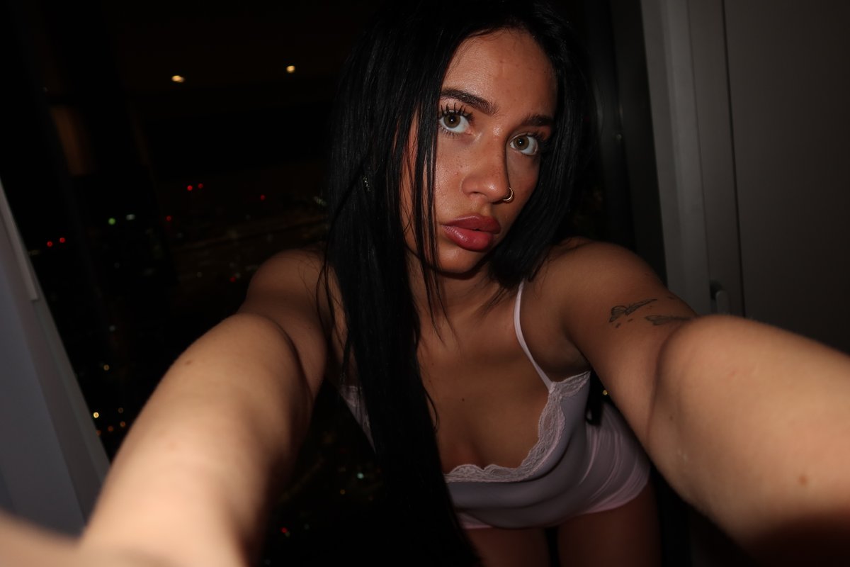 miapiperxo's tweet photo. Dim lights... me and you <3 https://t.co/Z5Stxm5SS2