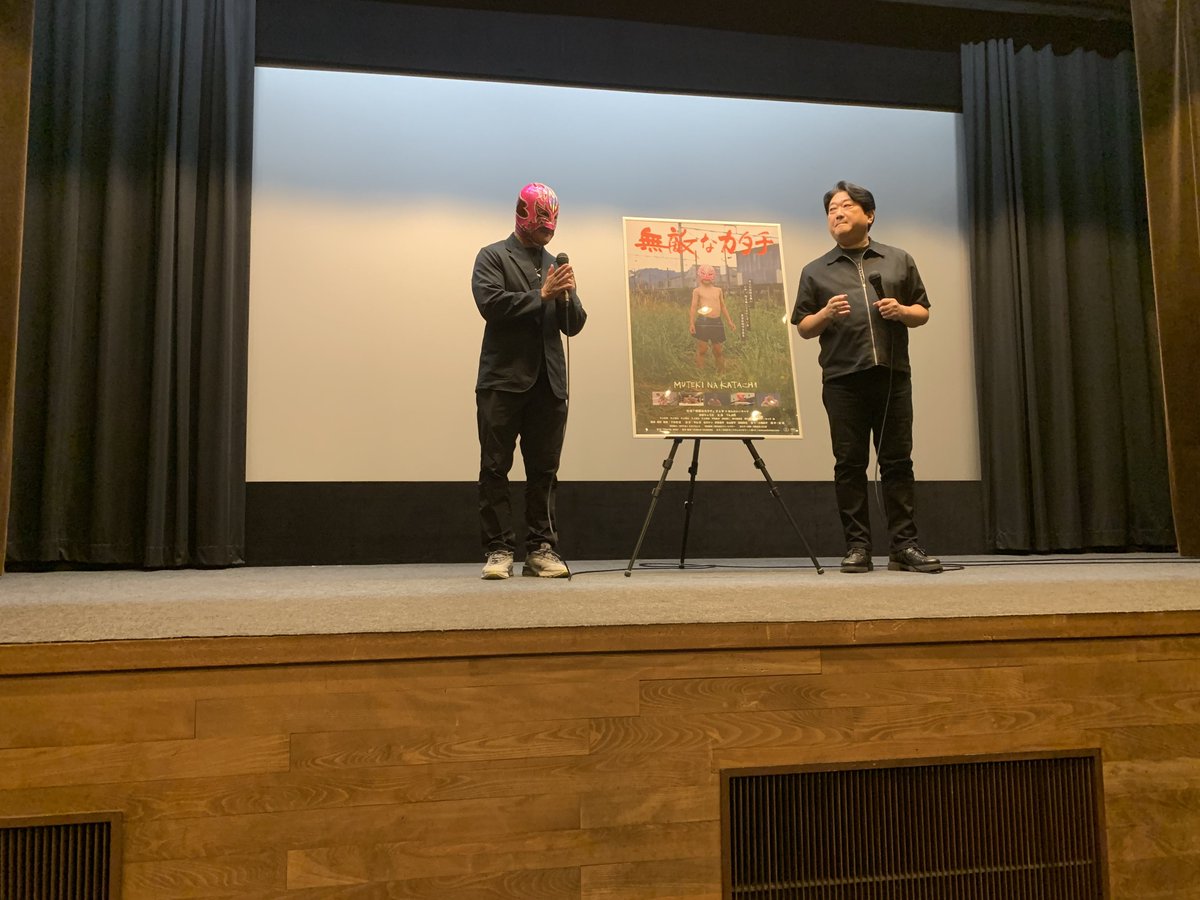 c040496's tweet photo. 映画「無敵なカタチ」の大阪上映に行ってきた。
リング上での試合ももちろん素晴らしいけど、こういうストーリーというか、葛藤やドラマが見えるともっともっとプロレスが好きになるね。
上映後の舞台挨拶もいろんな話が聞けて良かったなぁ。
予約開始1分でチケット取ったから、大阪一番乗りやで。 https://t.co/cZ4JDuBghu