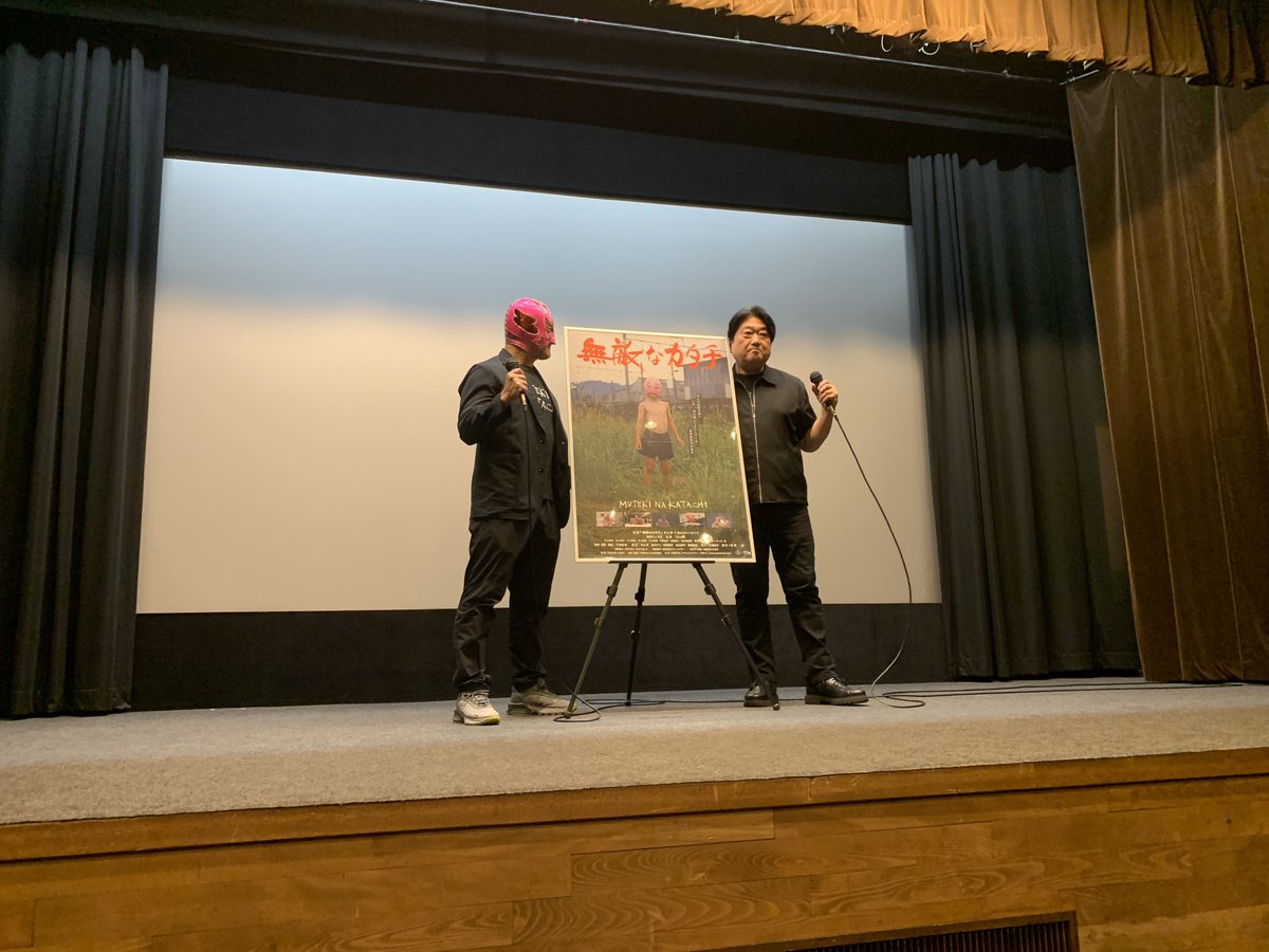 c040496's tweet photo. 映画「無敵なカタチ」の大阪上映に行ってきた。
リング上での試合ももちろん素晴らしいけど、こういうストーリーというか、葛藤やドラマが見えるともっともっとプロレスが好きになるね。
上映後の舞台挨拶もいろんな話が聞けて良かったなぁ。
予約開始1分でチケット取ったから、大阪一番乗りやで。 https://t.co/cZ4JDuBghu