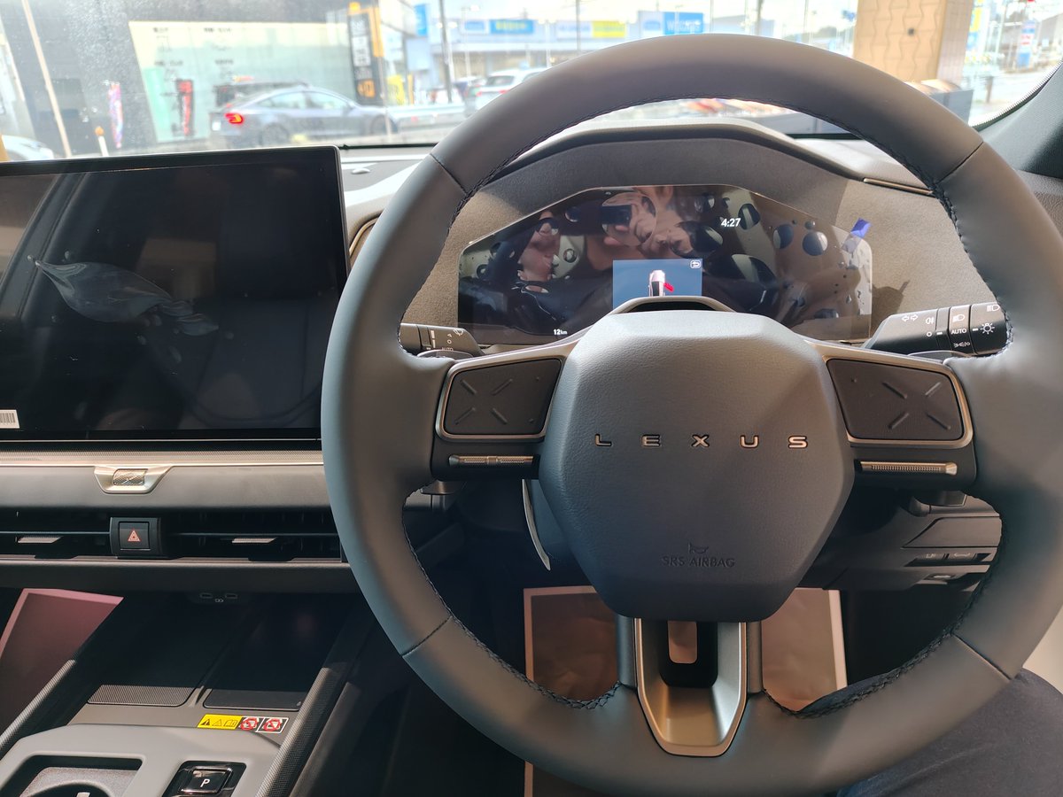 inzantoramaru's tweet photo. 改めて���クサスES運転席周り新旧比較。
HEVの350hは本木目一切無し、かといってFスポのようなスポーティな装いも無く🙄　シート+ステアリングは合成皮革だが先代のバージョンLより高額。 https://t.co/KBDtuyoEUl