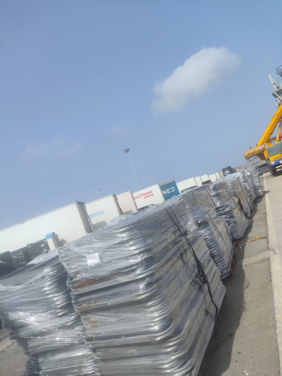 iagoscasti's tweet photo. El buque Carnota de la Armada llega a Ceuta con centenares de colchones y estructuras para alojar a los inmigrantes. https://t.co/bcXaDXzCpr