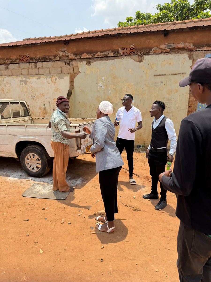 oneJadwongBob's tweet photo. Today, Rt. Hon. Councillor @ShamimNambassa spent the day engaging and interacting with residents of Mulago 2 Parish. This is what true grassroots leadership looks like! ❤️🙌🏽 What a leader! https://t.co/nZkfgVrT9f