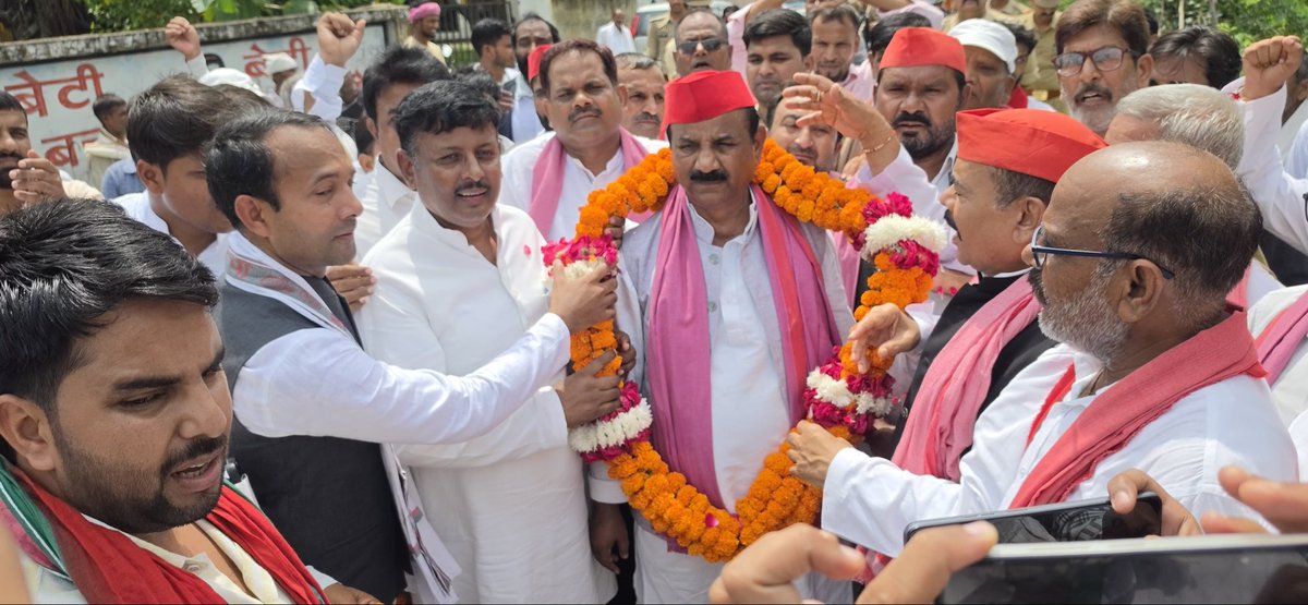 palshyamLalsp's tweet photo. जनपद रायबरेली, विधानसभा ऊंचाहार के ब्लॉक जगतपुर स्थित ग्राम गढ़ी मनिहर में आयोजित शिक्षक दिवस कार्यक्रम में शामिल हुआ।

प्रशासन की रोक के बावजूद बड़ी संख्या में लोगों ने शामिल होकर शिक्षक दिवस मनाया। https://t.co/3cDkjubtOQ