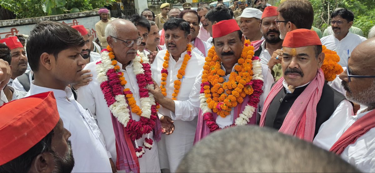 palshyamLalsp's tweet photo. जनपद रायबरेली, विधानसभा ऊंचाहार के ब्लॉक जगतपुर स्थित ग्राम गढ़ी मनिहर में आयोजित शिक्षक दिवस कार्यक्रम में शामिल हुआ।

प्रशासन की रोक के बावजूद बड़ी संख्या में लोगों ने शामिल होकर शिक्षक दिवस मनाया। https://t.co/3cDkjubtOQ