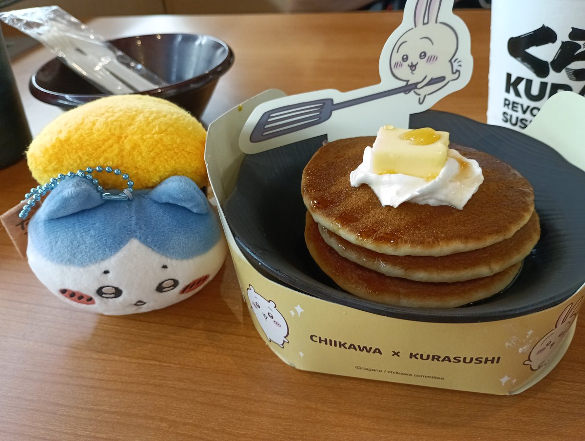 pink_lav021's tweet photo. 今日のお昼くら寿司行ってきたけど
のぼりがなかったから変だなって思ったんだけどコラボ終了かぁ🤣

ハチワレちゃんの湯吞みもらえたけどお皿目当てのファン怒ってるだろうな😣

転売ヤー野放ししたくら寿司はもう
ちいかわだけじゃなくて他のコラボできないだろうね🙄 https://t.co/Hu4OZcCqe0