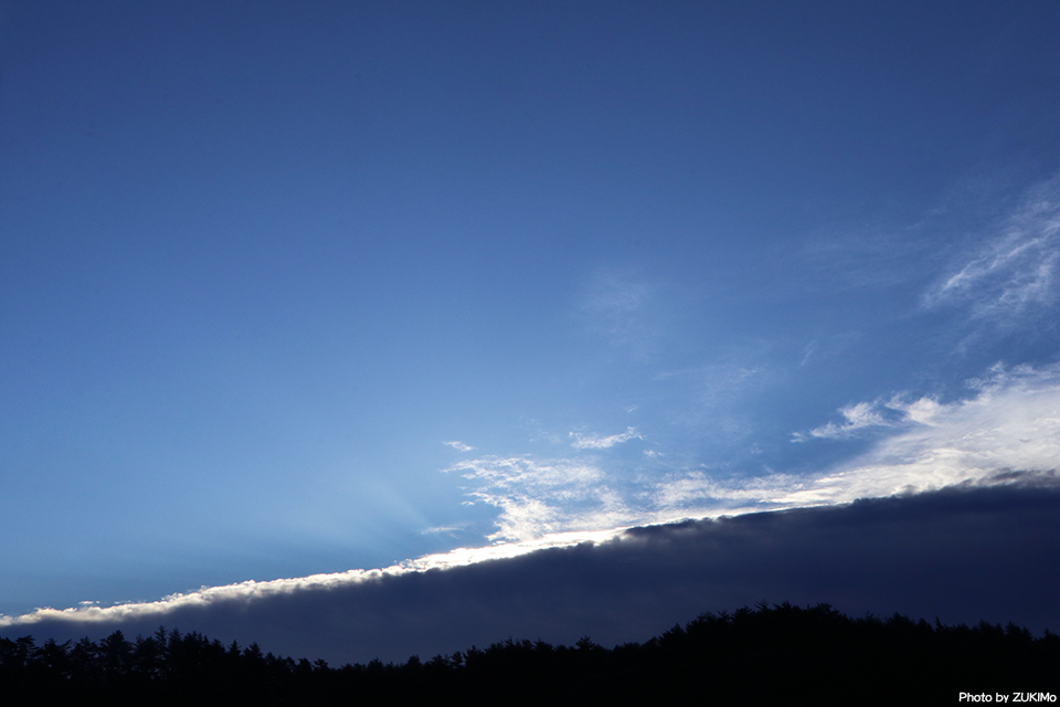 ZUKI_Mo's tweet photo. 秋雨前線の縁が光り輝く瑞々しい晴天の朝
荒天前の茜色に染まる夕暮れの空

#八ヶ岳南麓 https://t.co/L3fClqP7uu