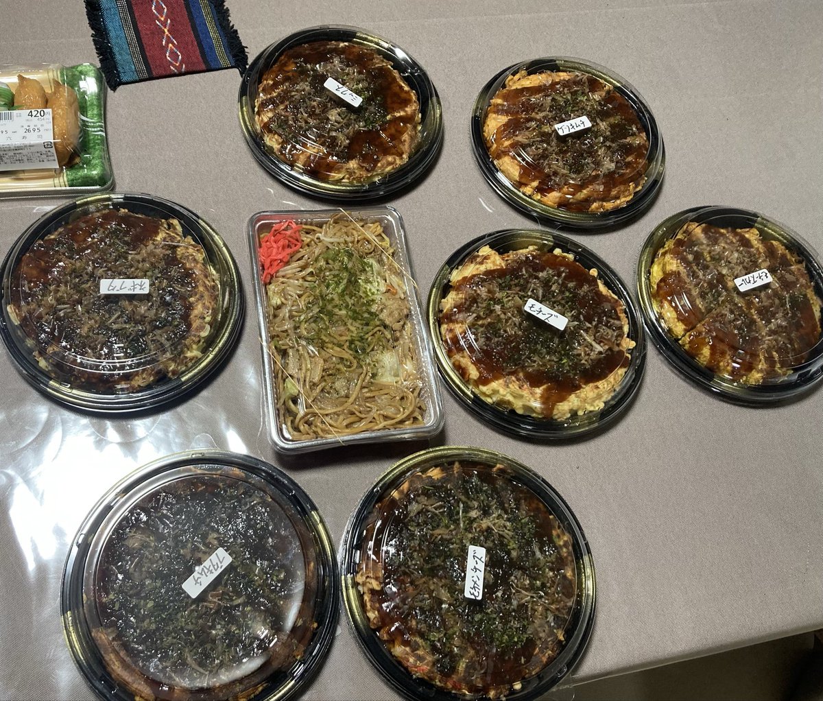 IhOPgev2dMSOqjM's tweet photo. 婆ちゃん用にローソンで助六寿司買ってきたげど結構な量💦

母親は何十年ぶりのお好み焼きで嬉しそうでした😊

親父も量が多いわと笑ってますわw
2枚残ったけどみんな夜食で食べるでしょ🤣

お好み焼家ぐるめさん美味しかった😋
また買おう…φ( •ω•́  )ﾒﾓﾒﾓ https://t.co/orpQ6oIC6K