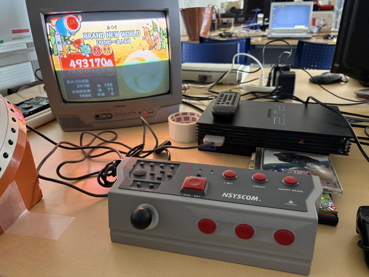 TKdown's tweet photo. 今日のゲーム会。8人対戦に対応したマリオカート8DXやパチスロコントローラーで太鼓の達人をやったりした。 https://t.co/wj36Cc4cHt