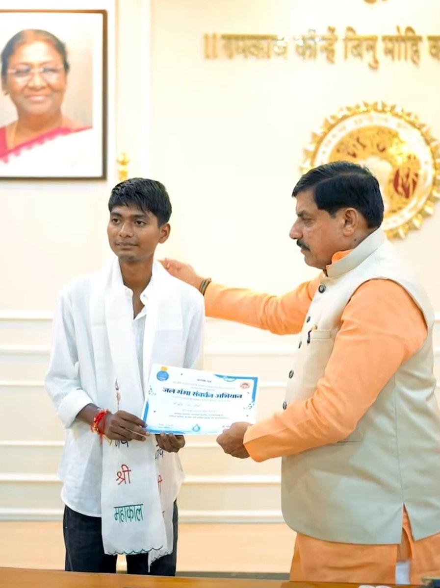 EpicCmntsTelugu's tweet photo. Madhya Pradesh CM met him and congratulated him for doing this work and said "it will inspire young people across the state to take responsibility for protecting and preserving water bodies in their own surroundings" CM added. https://t.co/qjPYhrALZm