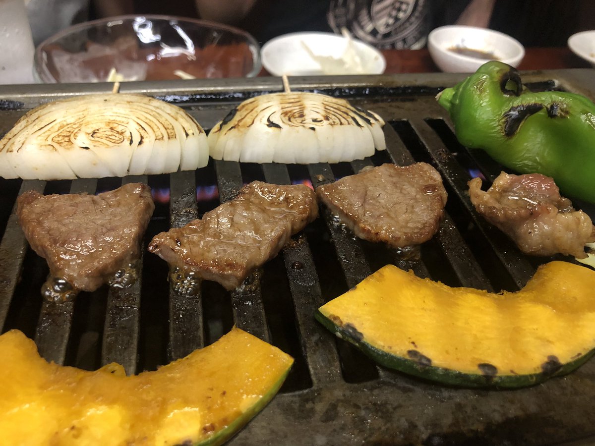 szersiebmar's tweet photo. 近所にあって、10年くらい前を通ってたけど行ったことなかった焼肉屋さんに行ってきた🥩（オットによると30年くらいはあるらしい）気楽に食べて飲んで🍺🍶4人で1万円くらいで安かった❣️ https://t.co/HwE3cMH8Ks