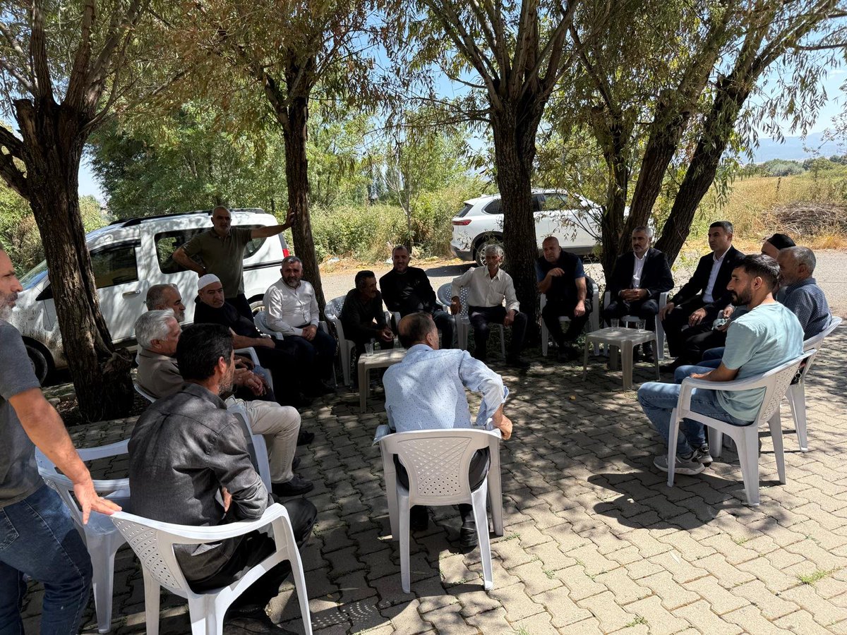 HudaParBingol's tweet photo. Kültür Mahallesi Aftor Küme  evlerine ziyaret...

İl Başkanımız Recep Butaku, Merkez ilçe Başkanımız Şefik Börü ve beraberindeki heyetimizle, Kültür Mahallesi Aftor Küme  evleri sakinlerini ziyaret etti. 

Heyetimiz, Kültür Mahallesi Aftor Küme  evleri yerleşim yerinde oturan halkımızla bir araya geldi, sorun ve taleplerini dinledi. 

Aftor Küme evleri sakinleri heyetimize bir çok sorun ve sıkıntılarını dile getirerek, özellikle şehir içi toplu taşıma araçlarının düzenli yerleşim yerine gelmemesi ve Doğalgazın Aftor Küme evlerine verilmemesi mağduriyet oluşturduğunu söyleyip yetkililerinin mağduriyetlerinin giderilmesini istedi. 

Heyetimize sıcak ve samimi ilgileri için Aftor Küme evleri sakinlerine teşekkür ederiz.
