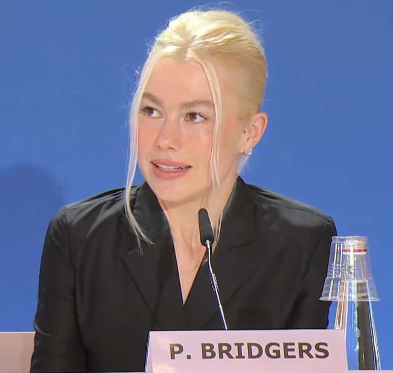 CINEMA505's tweet photo. Phoebe Bridgers na coletiva de imprensa de ‘Primetime’ em Veneza.

O filme marca sua estreia como atriz. https://t.co/n9G9u78PjB