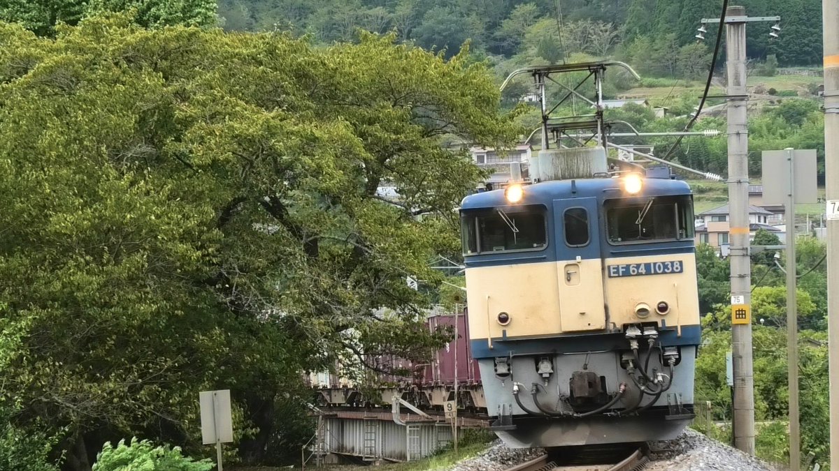 HakubiLine1226's tweet photo. 3084レ　EF64 + コキ12B
最後の春夏を同じ場所で https://t.co/SBZIrH0ZPF
