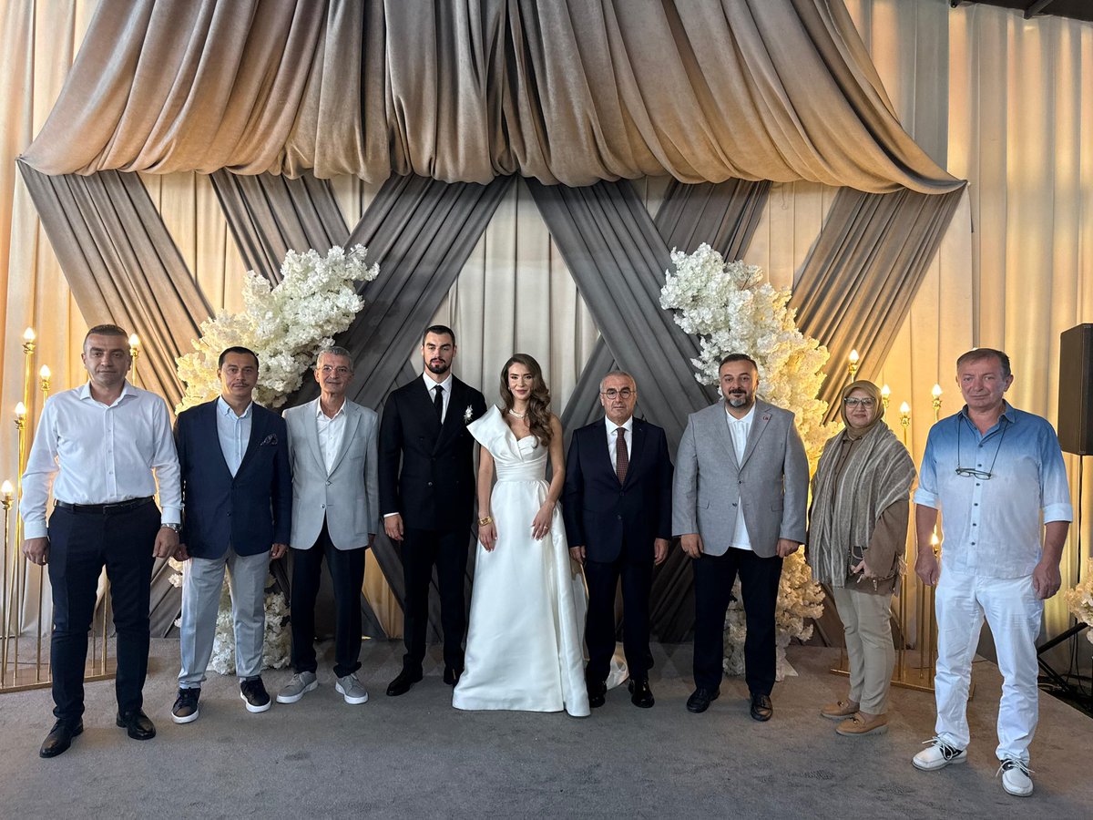 Behadir's tweet photo. Önceki Dönem İlçe Başkanı Sayın Erdoğan Akkaya’nın kıymetli oğlunun nikâh merasimine katılarak bu anlamlı günlerinde mutluluklarına ortak olduk.

Genç çiftimize bir ömür boyu sağlık, huzur ve mutluluk diliyor; Akkaya ailesini tebrik ediyorum. Rabbim yuvalarını hayırlı ve bereketli eylesin. 🤲🏻