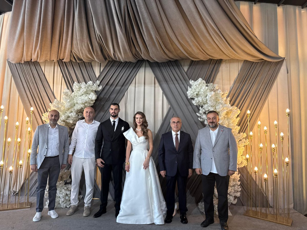 Behadir's tweet photo. Önceki Dönem İlçe Başkanı Sayın Erdoğan Akkaya’nın kıymetli oğlunun nikâh merasimine katılarak bu anlamlı günlerinde mutluluklarına ortak olduk.

Genç çiftimize bir ömür boyu sağlık, huzur ve mutluluk diliyor; Akkaya ailesini tebrik ediyorum. Rabbim yuvalarını hayırlı ve bereketli eylesin. 🤲🏻