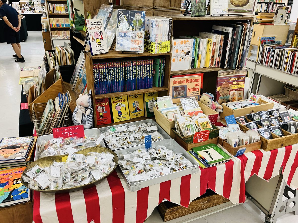 trois3osd's tweet photo. 残り3日だから(あ、今日終わってるから2日だ)せっかく撮った他の店の写真も。古本市なのに本以外もいっぱいあります。こけしやら切手やらボタンやら人形やら。たのしい。
#せいせきの古本市 https://t.co/qC5x928kiI