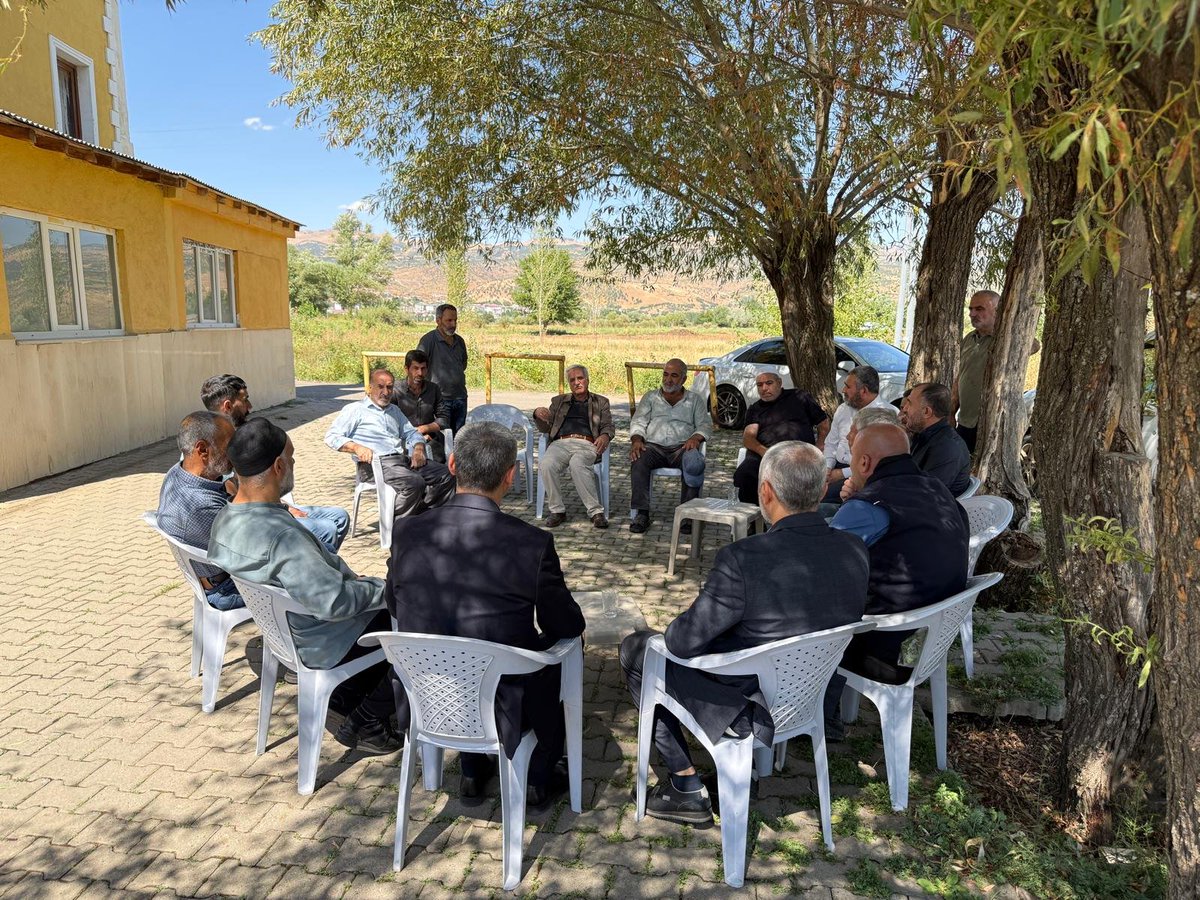 HudaParBingol's tweet photo. Kültür Mahallesi Aftor Küme  evlerine ziyaret...

İl Başkanımız Recep Butaku, Merkez ilçe Başkanımız Şefik Börü ve beraberindeki heyetimizle, Kültür Mahallesi Aftor Küme  evleri sakinlerini ziyaret etti. 

Heyetimiz, Kültür Mahallesi Aftor Küme  evleri yerleşim yerinde oturan halkımızla bir araya geldi, sorun ve taleplerini dinledi. 

Aftor Küme evleri sakinleri heyetimize bir çok sorun ve sıkıntılarını dile getirerek, özellikle şehir içi toplu taşıma araçlarının düzenli yerleşim yerine gelmemesi ve Doğalgazın Aftor Küme evlerine verilmemesi mağduriyet oluşturduğunu söyleyip yetkililerinin mağduriyetlerinin giderilmesini istedi. 

Heyetimize sıcak ve samimi ilgileri için Aftor Küme evleri sakinlerine teşekkür ederiz.