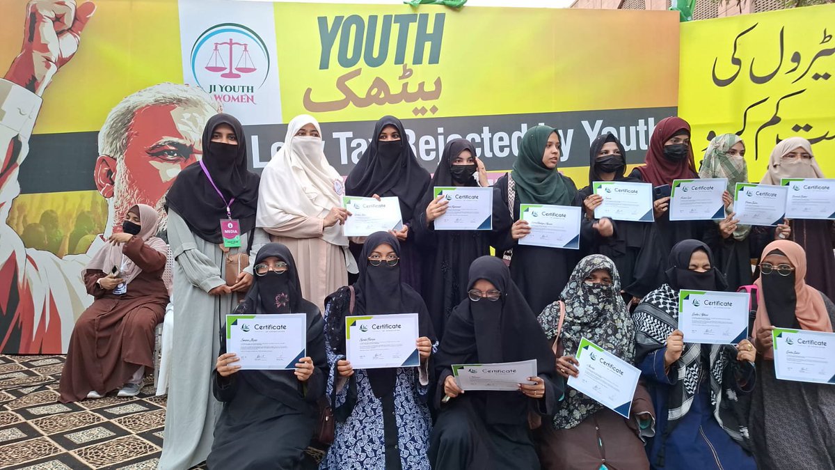 JIwomenKarachi's tweet photo. جے ائی یوتھ ویمن کراچی کے تحت "یوتھ جرگہ"کی صدارت عائشہ ویانی اور امیمہ حجاب نے کی ، جبکہ مہمانانِ جرگہ میں جناح ویمن یونیورسٹی کی طالبہ اریبہ ثوبان، سرسید انجینئرنگ یونیورسٹی کی سابقہ طالبہ مدیحہ مسعود، ڈاکٹر زینب نثار اور ڈاکٹر فضا شکیل (فیملی فزیشن و بنوقابل اسکل ٹرینر) شامل تھیں۔ پروگرام میں نوجوانوں کو درپیش تعلیم، صحت، روزگار، مہنگائی، ٹرانسپورٹ اور مستقبل کے عدم تحفظ جیسے مسائل پر تفصیلی گفتگو کی گئی۔
ڈاکٹر زینب نثار نے کہا کہ اصل بحران صرف مہنگائی نہیں بلکہ مایوسی ہے۔ آج کا نوجوان پڑھائی میں جتنی بھی محنت کرلے، اسے یہ خوف لاحق رہتا ہے کہ آنے والے دنوں میں حکومتی پالیسیوں کے تحت اس کے مستقبل کا فیصلہ کیا جائے گا۔ نظام نے نوجوان کو مایوس کر دیا ہے اور وہ اپنے مستقبل کے حوالے سے بے یقینی اور عدم تحفظ کا شکار ہے۔

مدیحہ مسعود نے کہا کہ ہمارے نظام کی ستم ظریفی یہ ہے کہ سب سے بڑا کھلواڑ تعلیم کے ساتھ ہو رہا ہے۔ پاکستان کا بڑا حصہ نوجوان انٹرمیڈیٹ کی تعلیم تک بھی نہیں پہنچ پاتا۔ کراچی کے عوام کے لیے مناسب ٹرانسپورٹ کی سہولت موجود نہیں، صرف اسکوٹی فراہم کرنے سے تمام مسائل حل نہیں ہوسکتے، جب تک نوجوانوں کو محفوظ اور بہتر سفری سہولیات، بہتر سڑکیں اور بنیادی شہری سہولتیں فراہم نہیں کی جاتیں۔

اریبہ ثوبان نے کہا کہ ناانصافی اور طبقاتی تقسیم نے عوام بالخصوص نوجوانوں کو حکمرانوں اور موجودہ نظام سے مایوس کردیا ہے۔ یہ نظام ایلیٹ کلاس کو سہولیات فراہم کرتا ہے جبکہ مڈل اور لوئر کلاس کو ٹیکسوں اور لیوی کے بوجھ تلے دبا دیا گیا ہے۔ نوجوان عزم کرلیں کہ انہیں اس ملک میں رہ کر محنت کرنی ہے، حکمرانوں سے اپنا حق لینا ہے اور آگے بڑھ کر اپنا مستقبل بنانا ہے تو آج بھی حالات تبدیل کیے جاسکتے ہیں۔

ڈاکٹر فضا شکیل نے کہا کہ محض تعصب اور سفارش کی بنیاد پر بہت سے باصلاحیت نوجوان اسکالرشپس اور مختلف تعلیمی اسکیموں کا حصہ نہیں بن پاتے۔ میرٹ کا قتل کرکے نااہل افراد کو مواقع فراہم کیے جاتے ہیں۔ انہوں نے کہا کہ ہماری ذمہ داری ہے کہ سوشل میڈیا کے ذریعے نوجوانوں کو ایسی مثبت رہنمائی فراہم کی جائے جس سے وہ اپنے مستقبل کی تعمیر کرسکیں اور ملک کے حالات سے مایوس ہوکر بیٹھ نہ جائیں۔

انہوں نے کہا کہ پٹرول جیسی بنیادی ضرورت پر بھی حکومت نوجوانوں سمیت عوام سے اضافی ٹیکس اور لیوی وصول کررہی ہے، جبکہ تعلیم، صحت اور روزگار سمیت ہر شعبے پر بدعنوانی اور ناانصافی کا اندھیرا چھایا ہوا ہے۔ اگر نظام درست ہوگا اور نوجوانوں کو حق، انصاف اور مساوات ملے گی تو یہی نوجوان پاکستان میں رہ کر محنت کریں گے اور ملک کی ترقی میں اپنا کردار ادا کریں گے۔

اس موقع پر جے آئی یوتھ ویمن کی ذمہ دار صبوحہ اعجاز نے کہا کہ نوجوانوں کی درست رہنمائی وقت کی اہم ضرورت ہے۔ سوشل میڈیا کے مثبت اور تعمیری استعمال کے ذریعے نوجوانوں کو اپنے مستقبل کے لیے بہتر فیصلے کرنے اور دستیاب مواقع سے فائدہ اٹھانے کی رہنمائی فراہم کی جانی چاہیے تاکہ وہ مشکلات سے گھبرا کر مایوسی کا شکار نہ ہوں۔
یوتھ جرگہ میں اس عزم کا اظہار کیا گیا کہ نوجوانوں کےکے مسائل کو اجاگر کرنے اور ان کے جائز حقوق کے حصول کے لیے پُرامن اور آئینی جدوجہد جاری رکھی جائے گی، جبکہ نوجوان نسل کو تعلیم، ہنر، روزگار اور باعزت مستقبل کے مواقع فراہم کرنے کے لیے آواز بلند کی جاتی رہے گی۔
بعد ازاں ناظمہ کراچی جاوداں فہیم نے پوسٹر کمپیٹیشن کے ونرز کو انعامات اور بنوقابل والنٹیرز کو سرٹیفکیٹ پیش کیے ۔
#JIWomen 
#JIYouthWomenKhi 
#YouthEmpowerment
#BhattaLevyKhatamKro 
#NoMoreBhattaLevy 
#JIDharnaAgainstBhattaLevy 
#HafizNaeemRehman