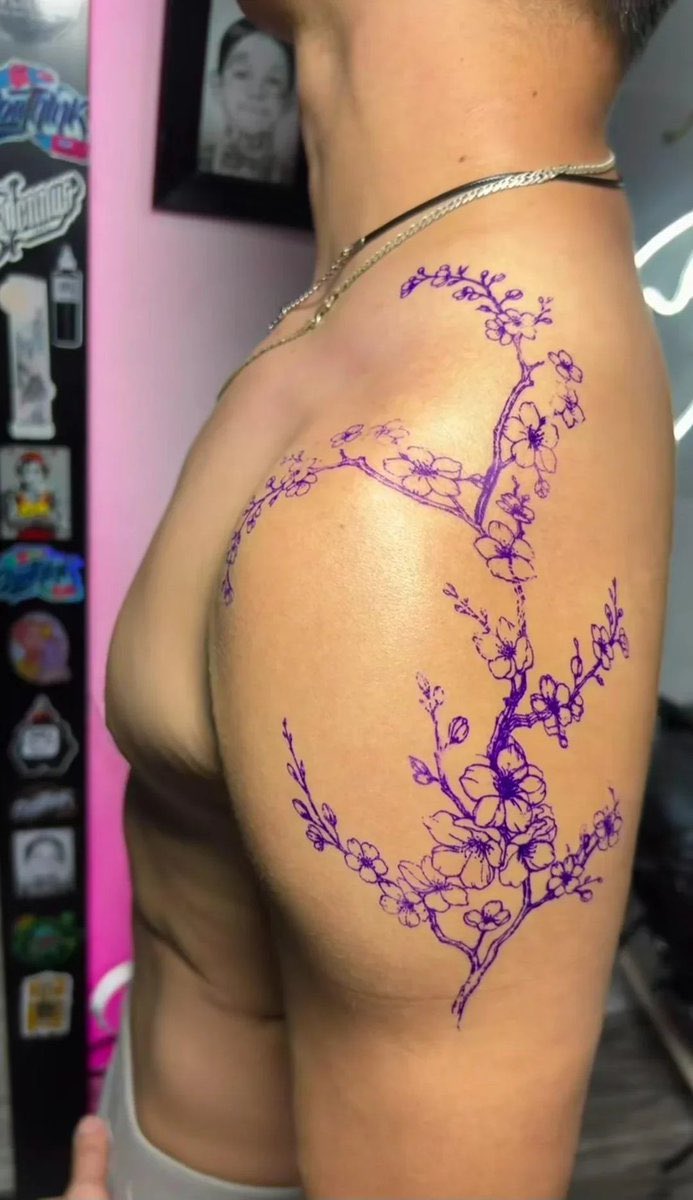 choquei's tweet photo. 🚨VEJA: Jovem mostra tatuagem e resultado deixa a web confusa. https://t.co/7Hw3Ckhf6S