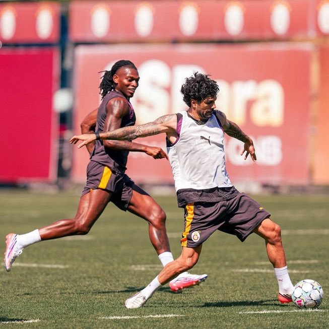 omerdoqus's tweet photo. Drogba ve Gomis'ten sonra ilk defa şu Siyah/Sarı formanın birine bu kadar çok yakıştığını düşünüyorum :) 

Adam Star. 

Rafael Leao ❤️ https://t.co/iFjmIwhfKI