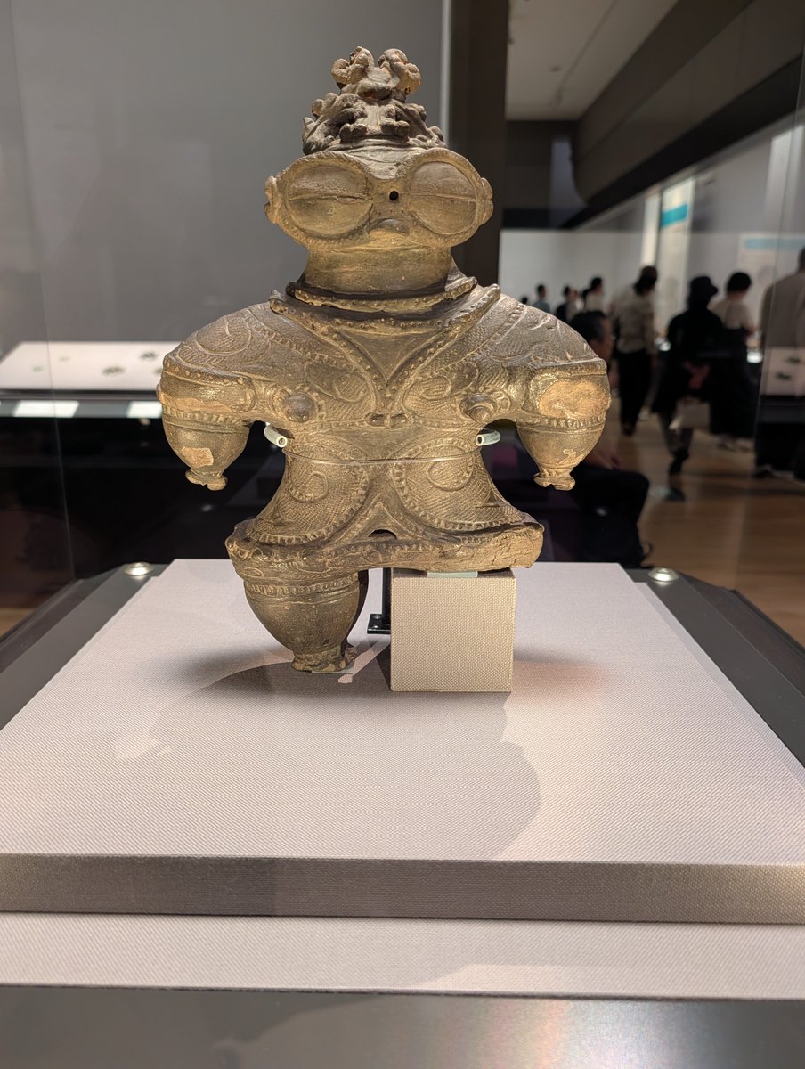 m__0428's tweet photo. 東博きて遮光器土偶みてきた！
宮城土偶と青森土偶（片足）！

青森土偶のほう、片足なくても博物館に置いておきたいほど全体のバランスが良い。きゃわ。

あと今日好きになったニワトリ（仮）
獅子と鳳凰の壺みたいな名前だけどニワトリがメインだと思う。 https://t.co/VQ59O6Vo3S