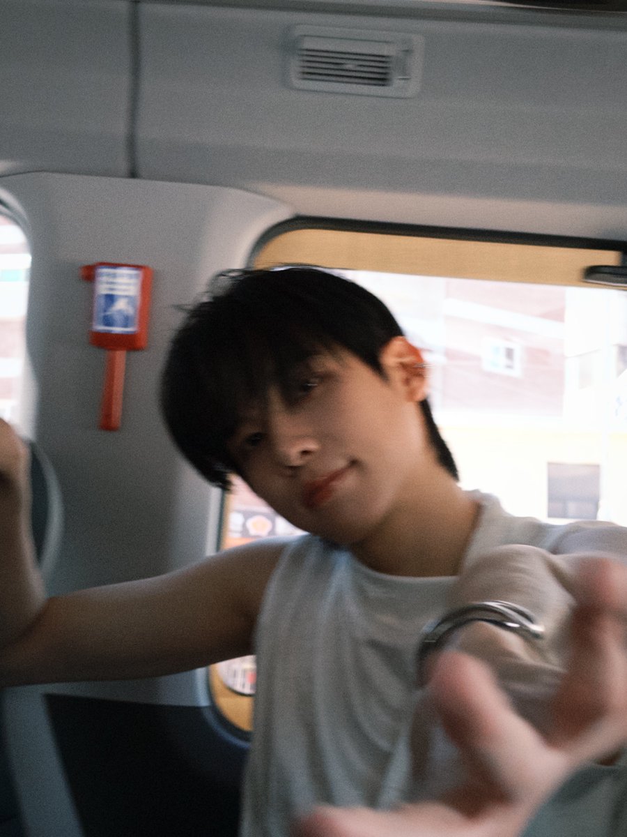 ohmkrit's tweet photo. แฟชั่นวีคจบแล้ว มากอดเค้าเลย https://t.co/TOqWffcDTN