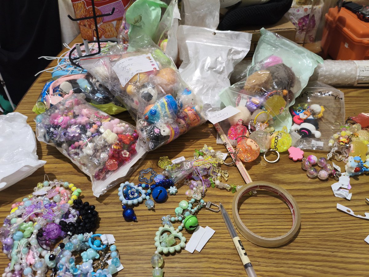 Kaisollax's tweet photo. I want to open a shop for my own business. Up until now, I have been traveling from school to school. I sell goods to save up for my wedding, and besides that, I enjoy making my own souvenirs. https://t.co/nhWwWekdN8