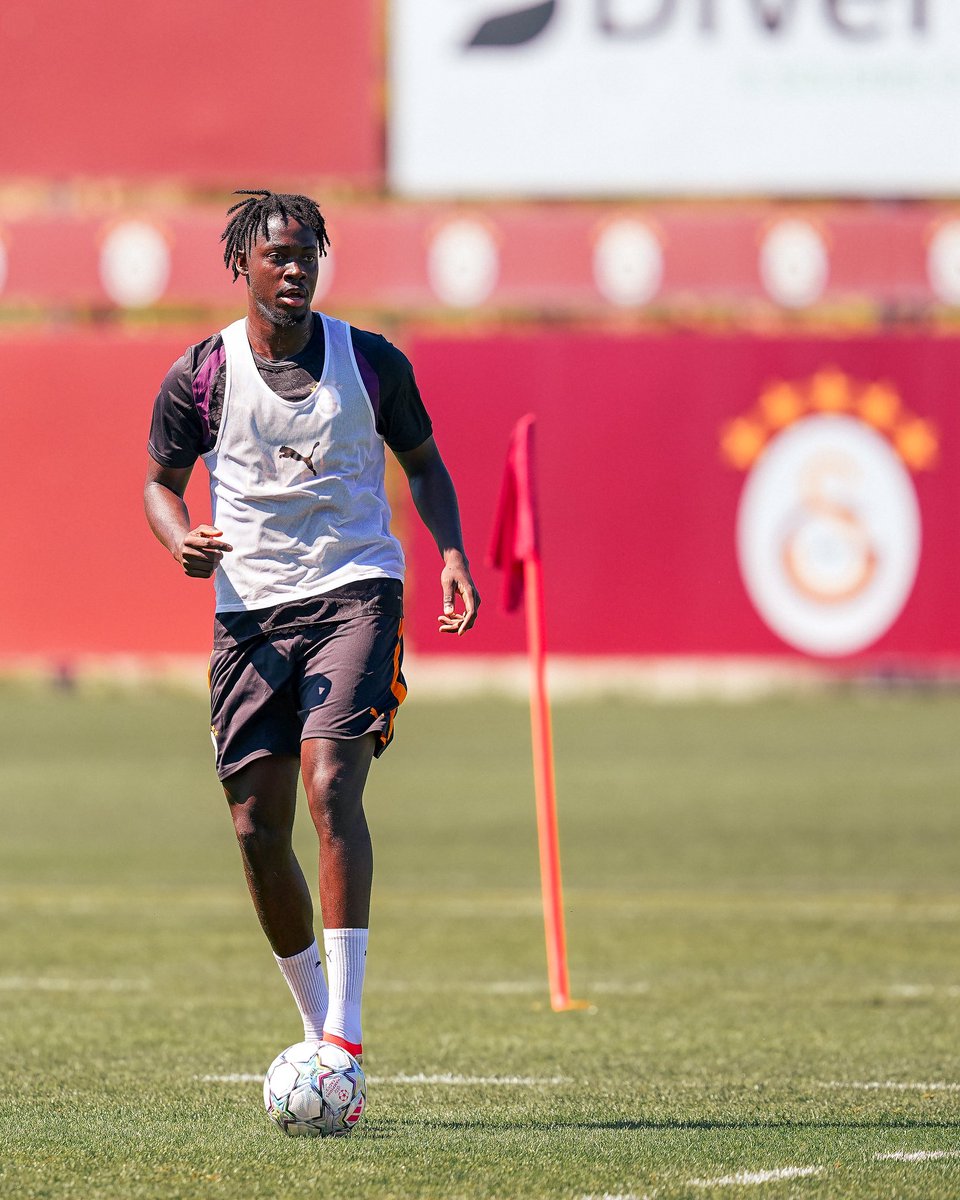 GalatasaraySK's tweet photo. 📸 Yeni transferimiz El Chadaille Bitshiabu, takımımızla ilk antrenmanına çıktı. 🧿 

#SCPvGS #UCL https://t.co/ceYJsppbu4