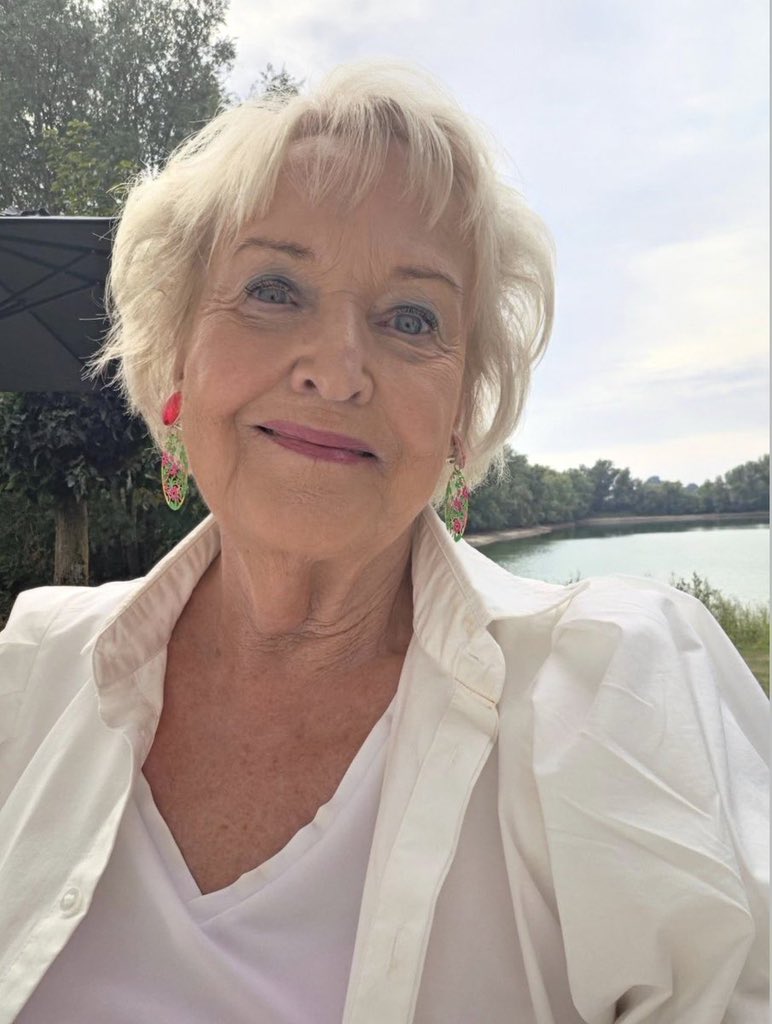 MichelleKi71bo's tweet photo. How do i look? https://t.co/NW0UzD4MCJ