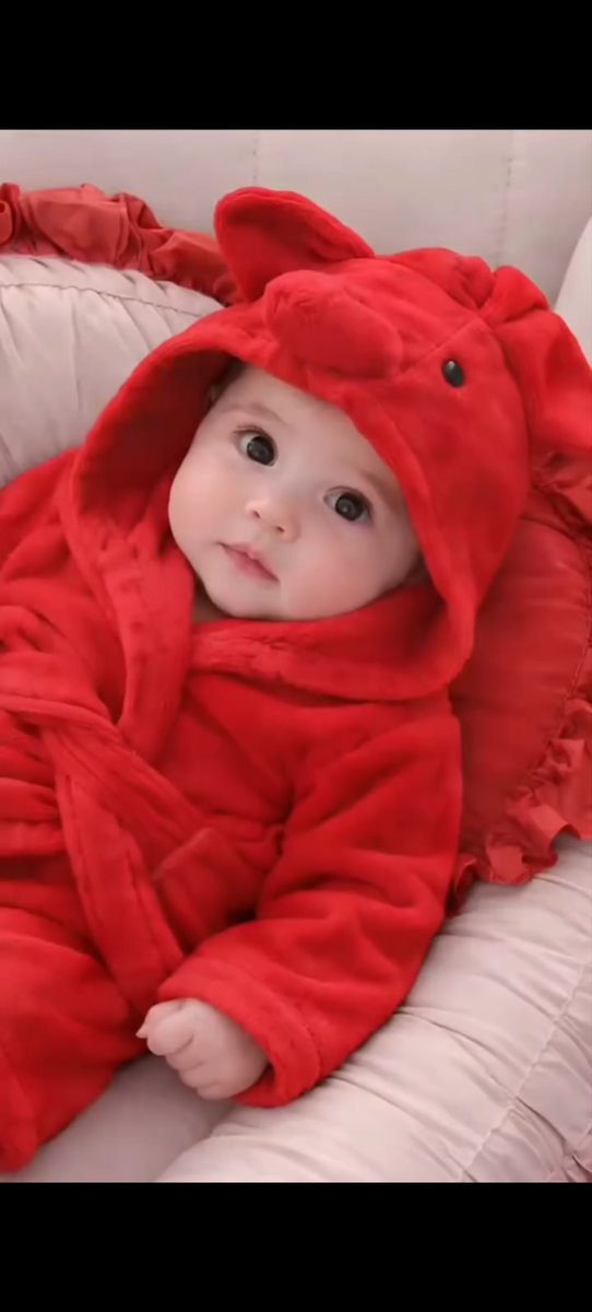 Thekaiffamily's tweet photo. “This cute baby looks absolutely adorable in red! ❤️👶✨” #cutebaby https://t.co/CIOlf7e7zK