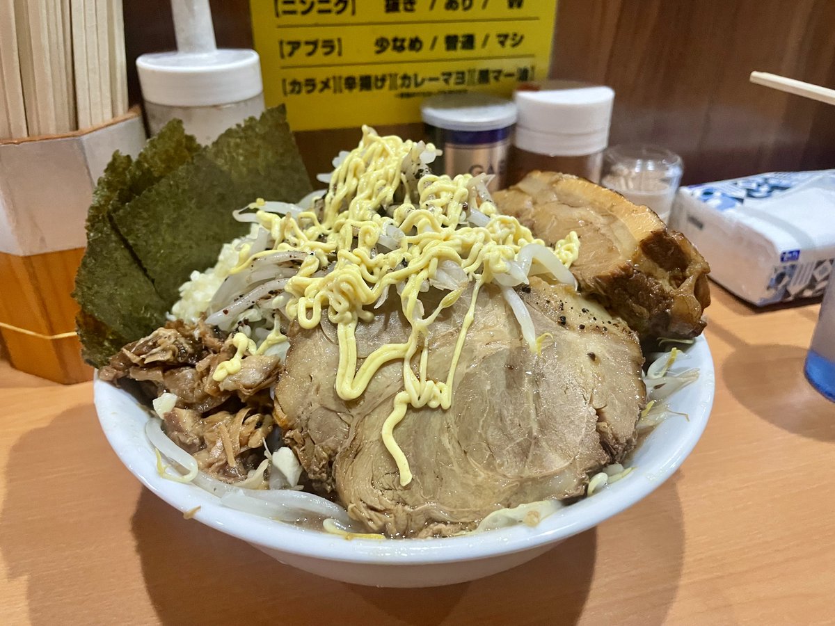 Kazuminmen's tweet photo. 秋葉原の らーめん忍者 さんの忍者ラーメン。
でっかい３種類の豚が乗った全部乗せ二郎系で、なぜかたまに食べたくなり3年ぶりの今回4回目。

豚は（丸くない）丸豚、デカ豚、ほぐし豚と肉中心なので肉補給に良い。
今回はアブラとマヨも少なめになっていたので、スープ自体の味も堪能。結構マイルド？ https://t.co/eEM66qx724