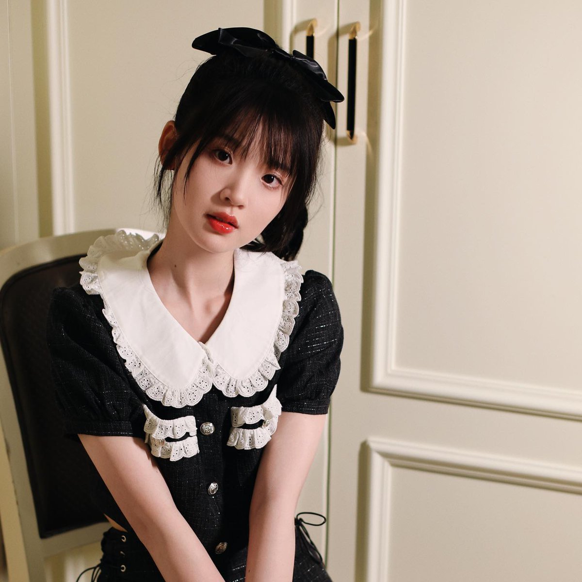Miaoyid's tweet photo. Tracing the filigree patterns with a thoughtful gaze. In this quiet moment, the beauty is not just in the adornment, but in the heart that wears it. https://t.co/sydIK5mr9f
