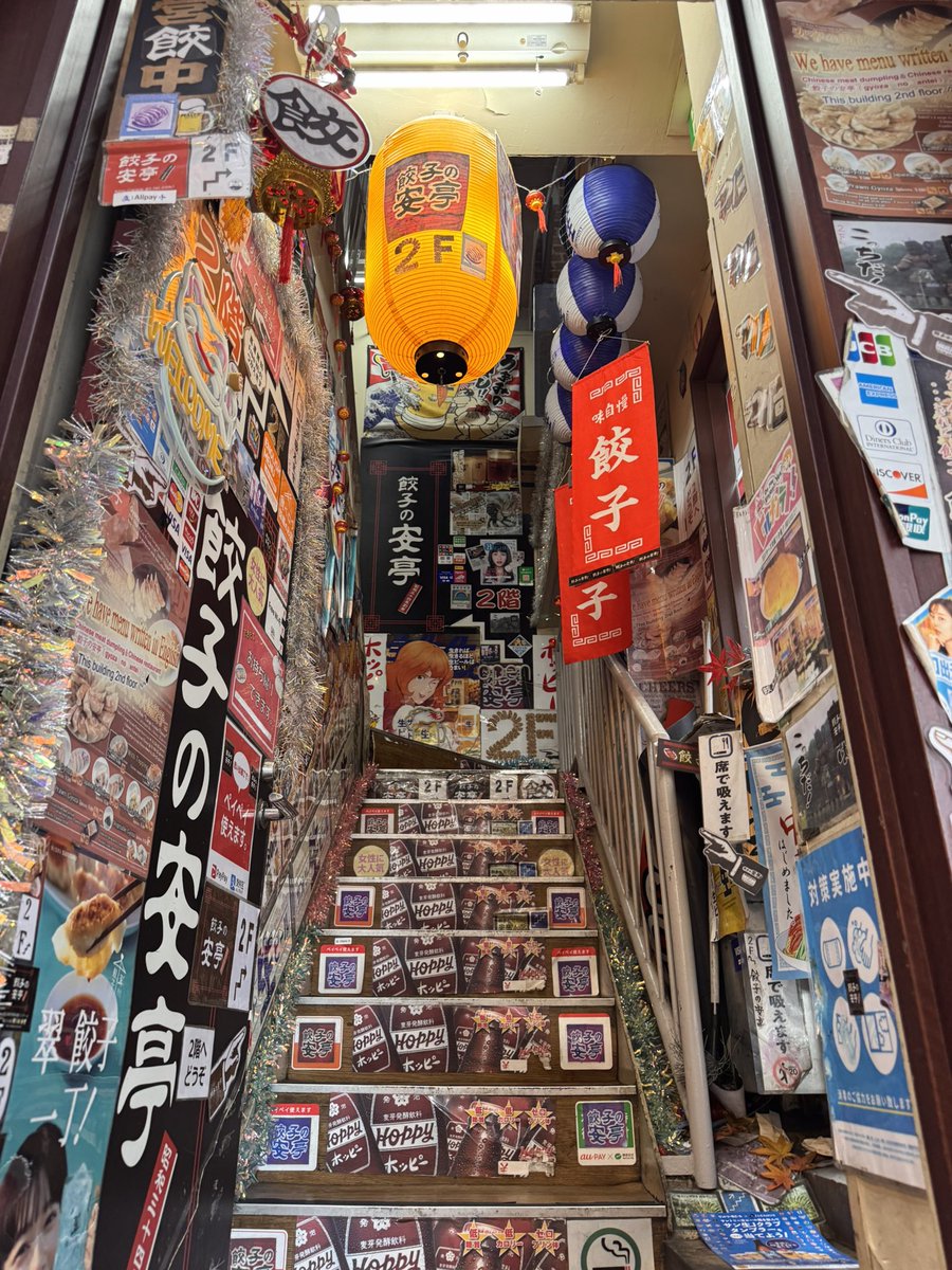 _Ricky0721_JAM_'s tweet photo. 新宿の思い出横丁
味ありすぎ！🏮
いつかこの中のどっかの店で飯食いたいな🐷
1枚目の奇抜なビル毎回気になってるけど何のビルなんだろ https://t.co/0uZOAs2ZkD