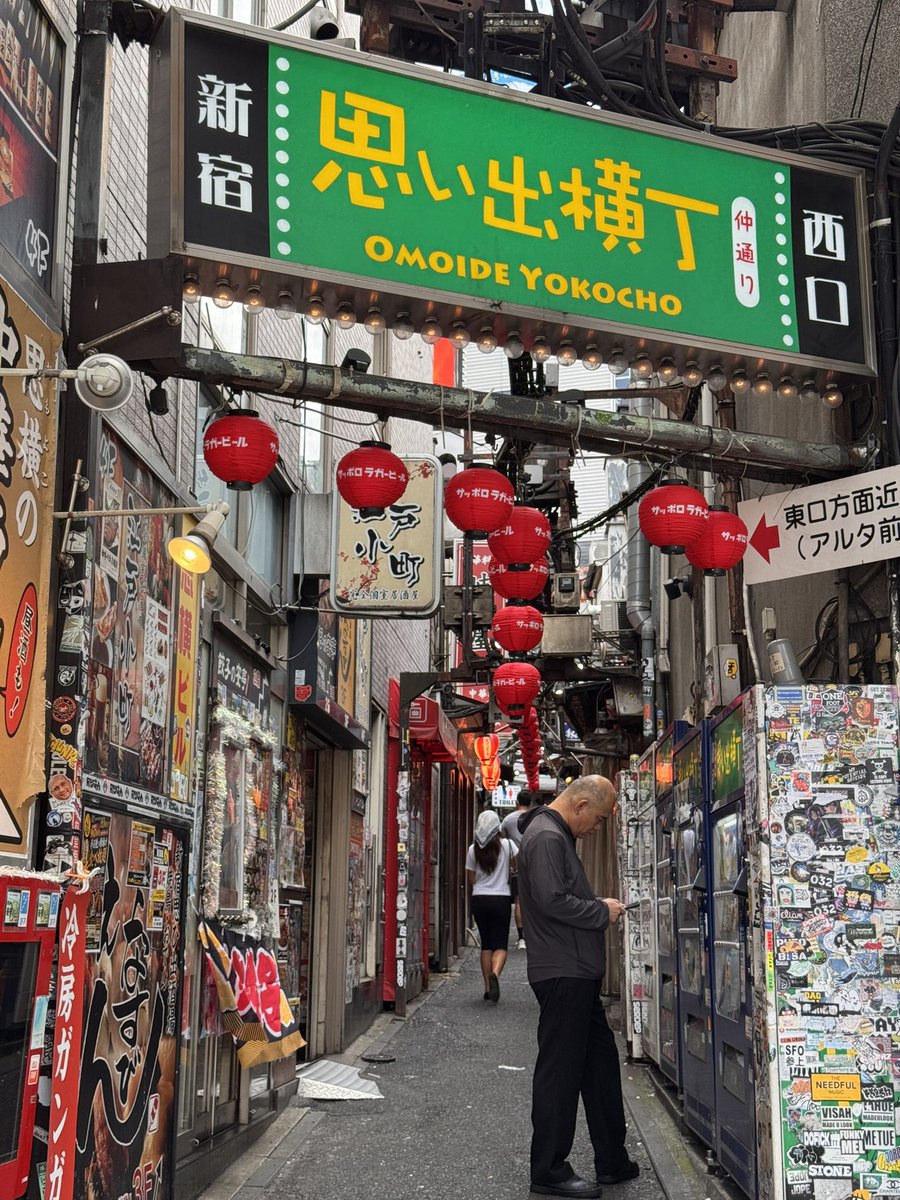 _Ricky0721_JAM_'s tweet photo. 新宿の思い出横丁
味ありすぎ！🏮
いつかこの中のどっかの店で飯食いたいな🐷
1枚目の奇抜なビル毎回気になってるけど何のビルなんだろ https://t.co/0uZOAs2ZkD